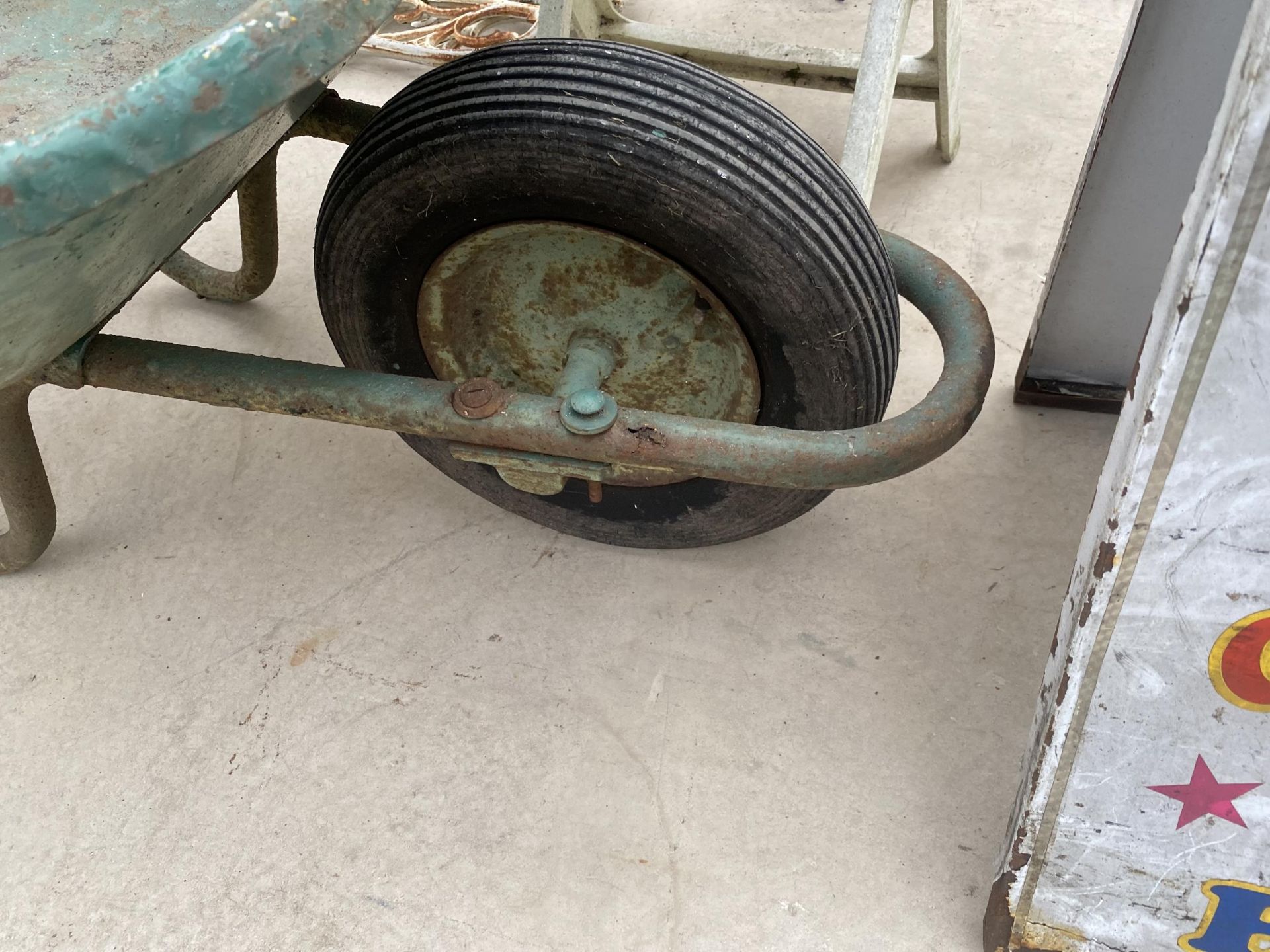 A HEAVY DUTY WHEEL BARROW - Image 2 of 2