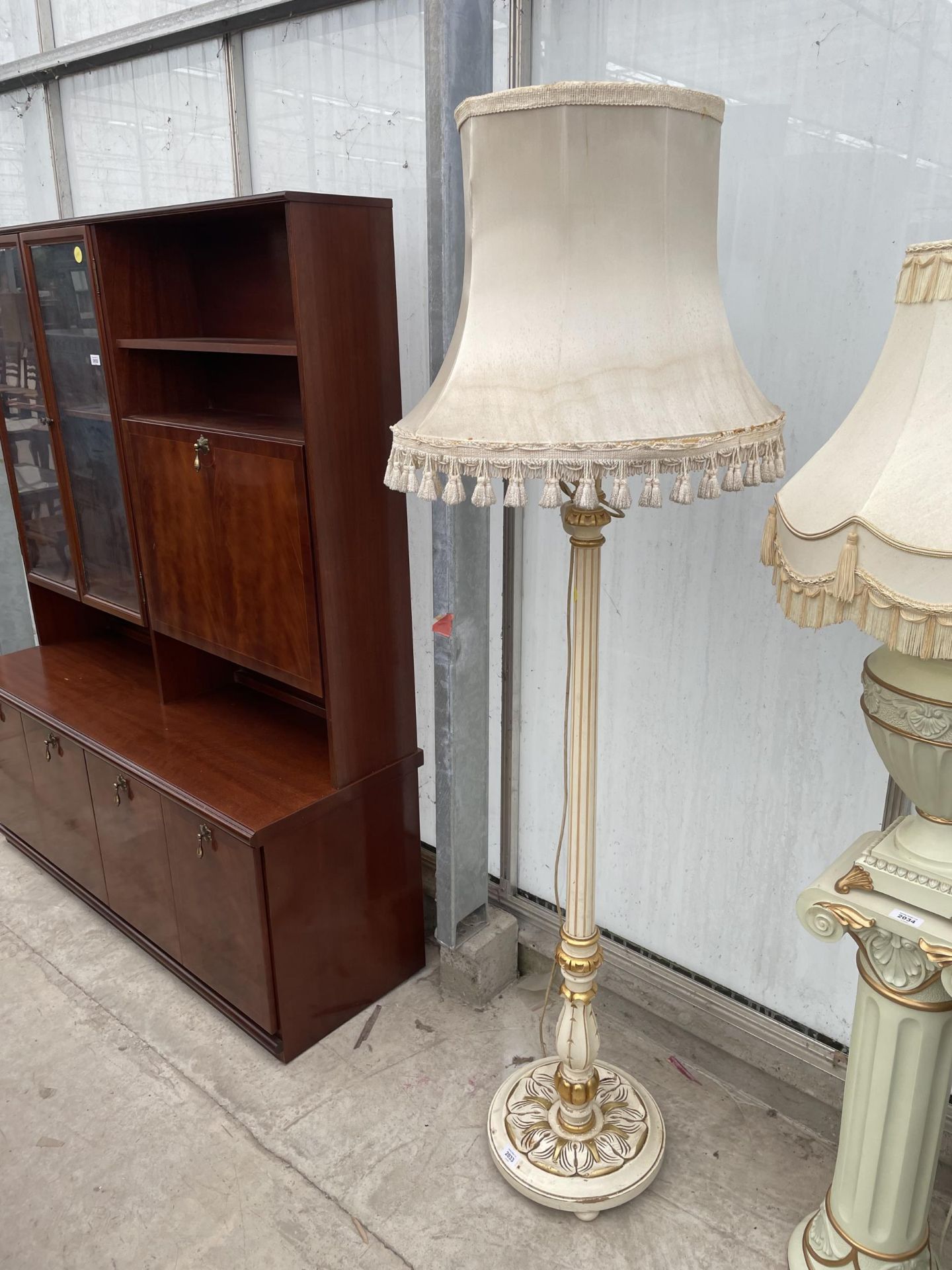 A CREAM AND GILT STANDARD LAMP ON TURNED AND FLUTED COLUMN, COMPLETE WITH SHADE