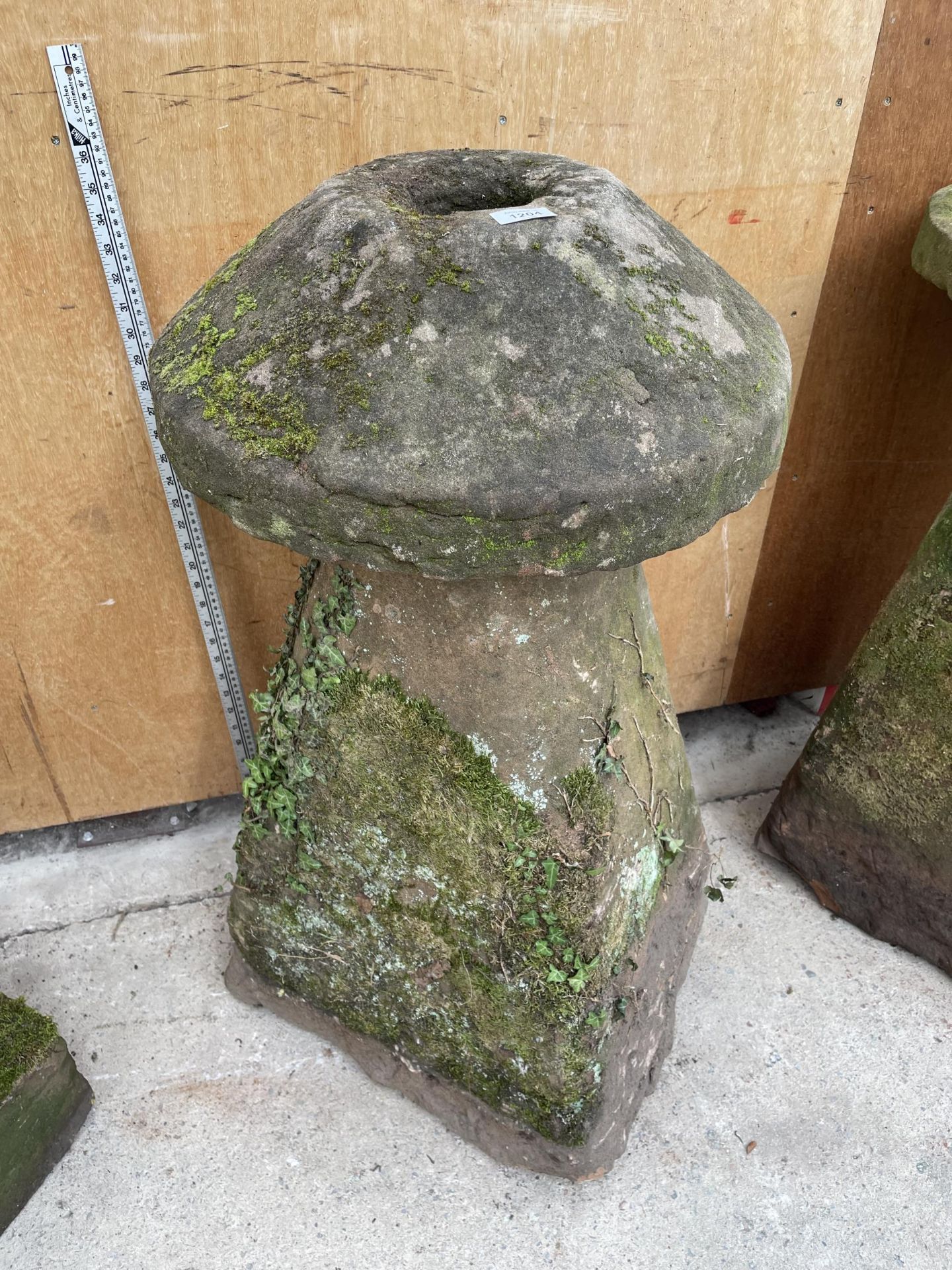 A LARGE STONE STADDLE STONE) RECESS TO TOP STONE) - APPROXIMATELY 85 CM HIGH