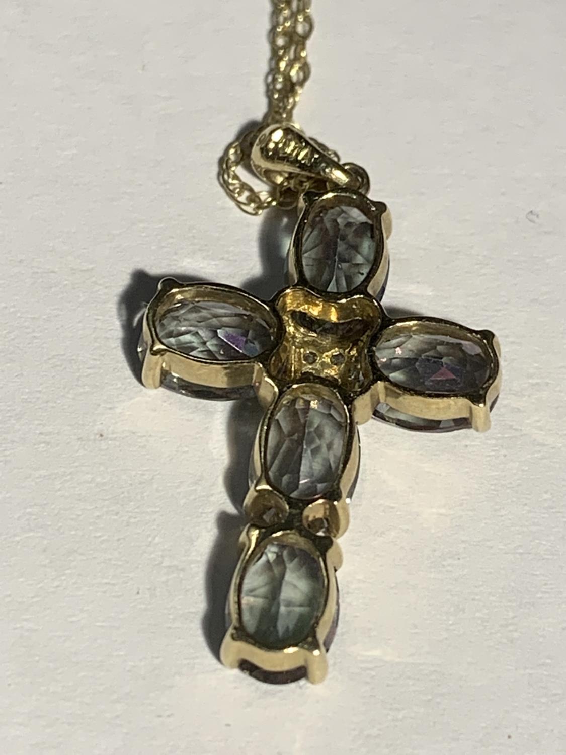 A 9 CARAT GOLD NECKLACE WITH A COLOURED STONE CROSS GROSS WEIGHT 3.2 GRAMS - Image 3 of 3