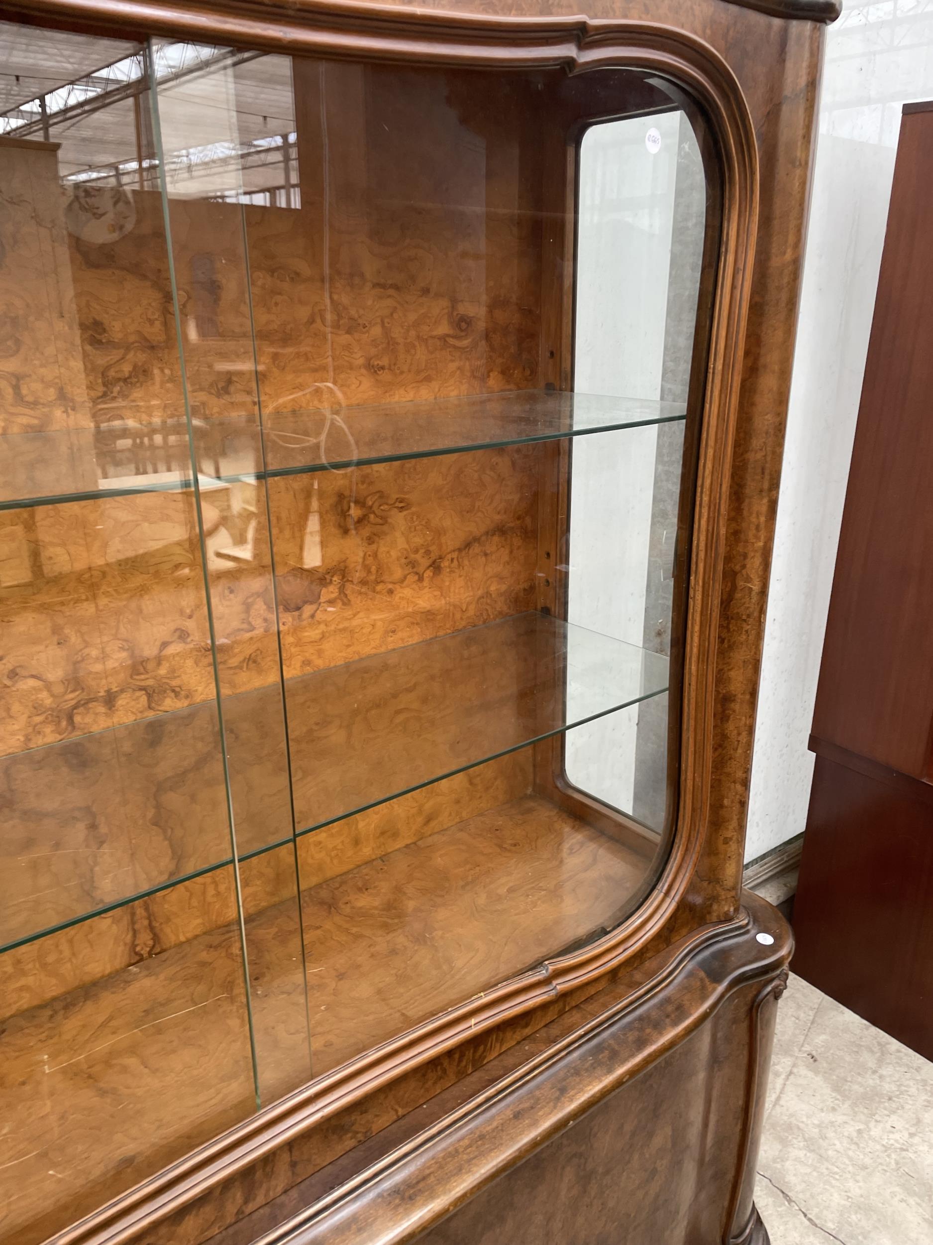 A BURR WALNUT ART DECO DISPLAY CABINET WITH SLIDING GLASS DOORS TO THE UPPER PORTION AND CUPBOARDS - Image 5 of 7
