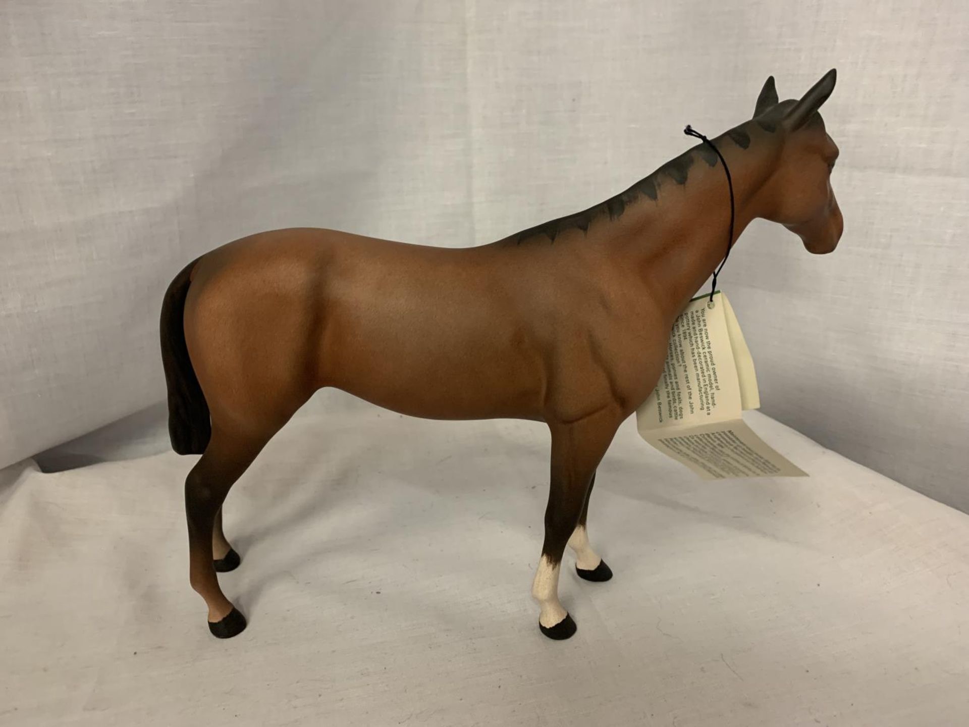 A BESWICK MATT BAY THOROUGHBRED HORSE FIGURINE - Image 3 of 6