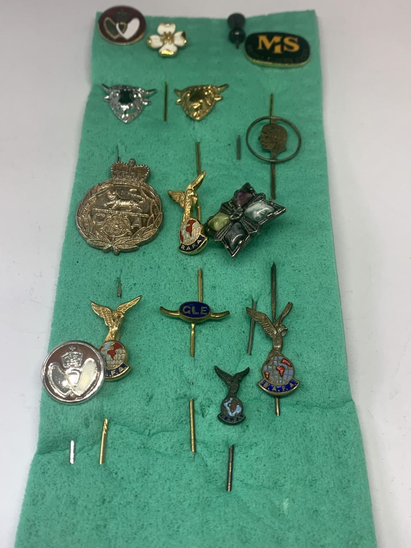 VARIOUS ASSORTED PIN BADGES