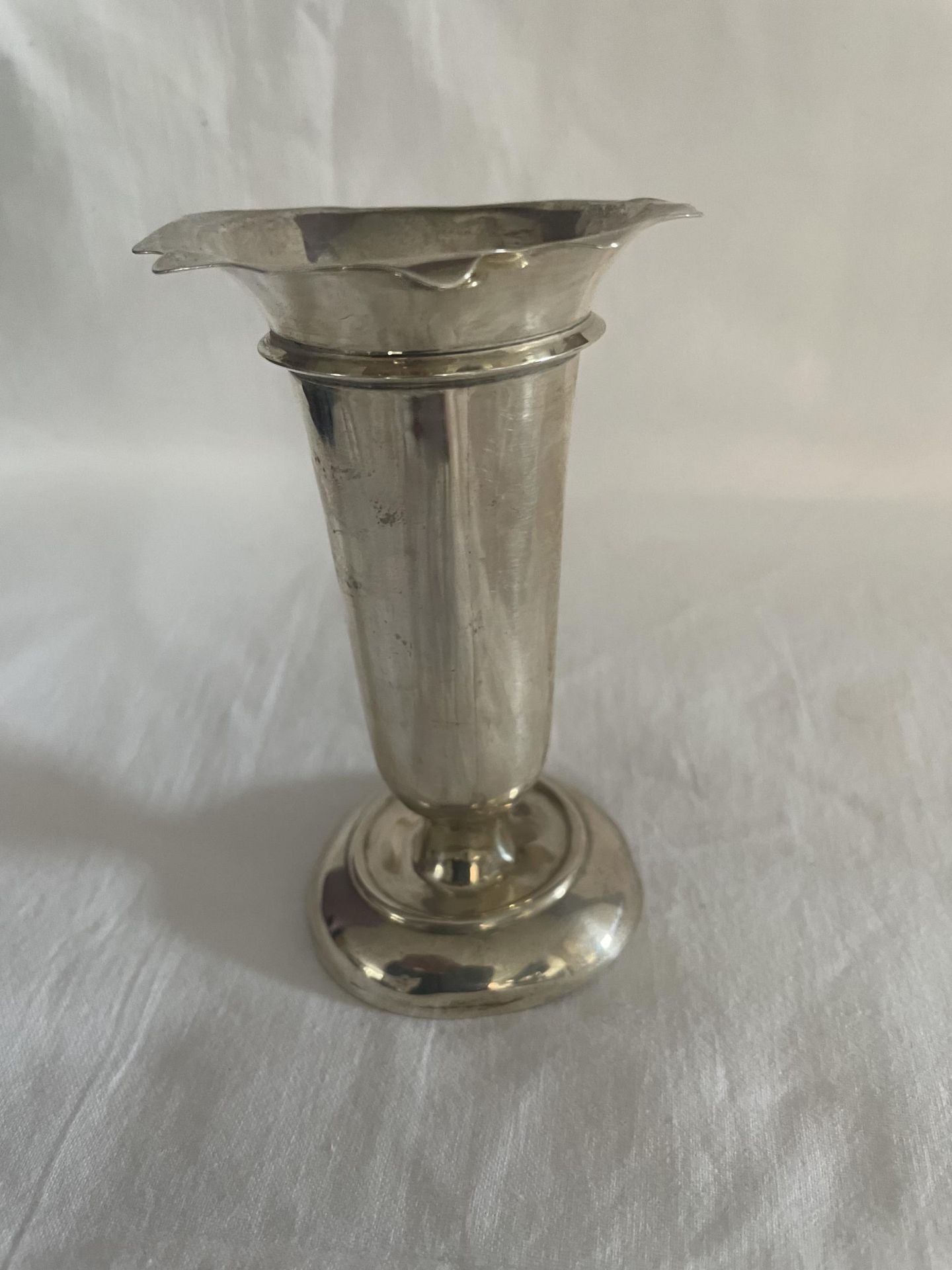 A HALLMARKED BIRMINGHAM SILVER BUD VASE, HEIGHT 10 CM, 58 GRAMS - Image 2 of 3