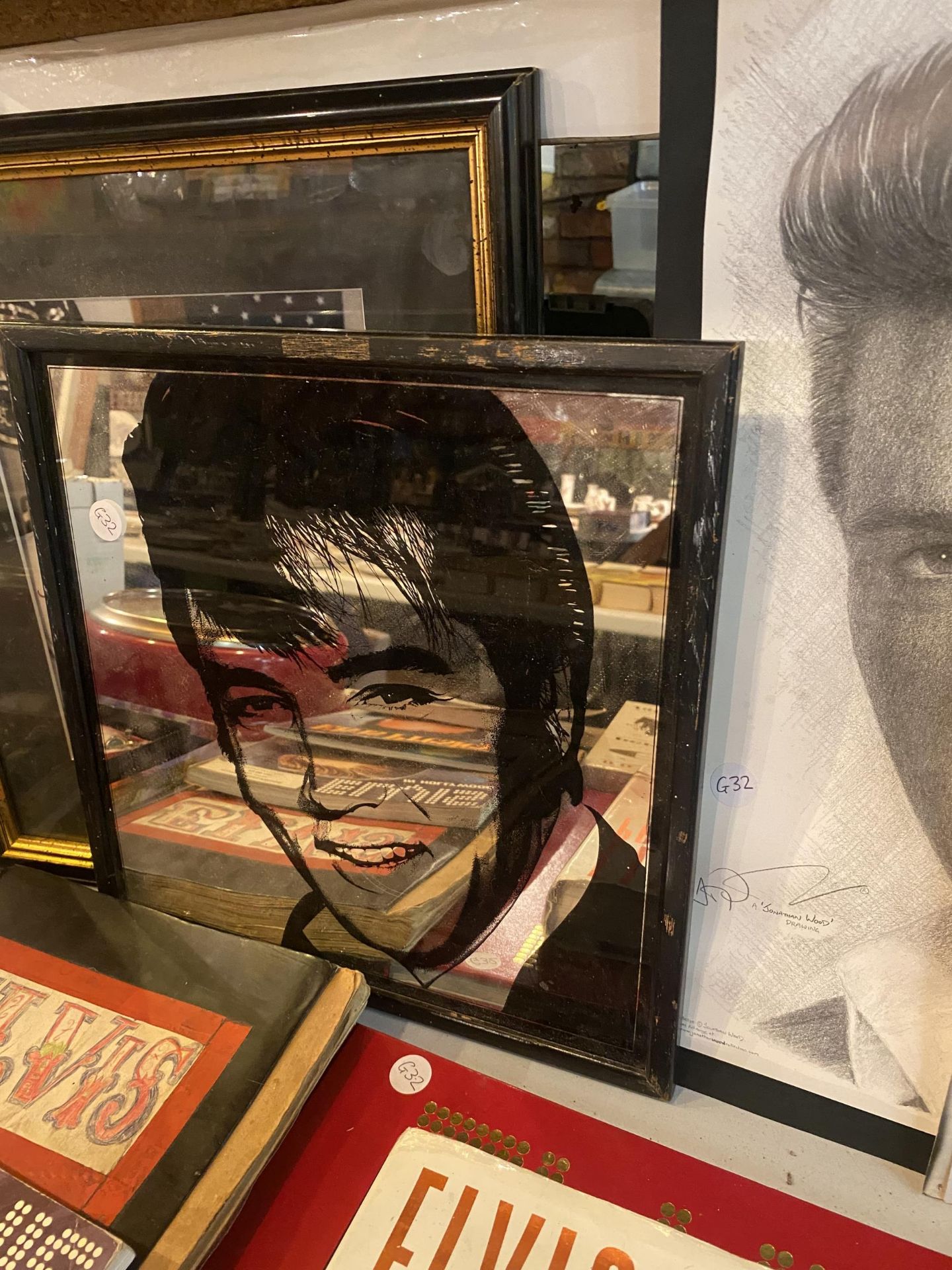 A LARGE COLLECTION OF MAINLY ELVIS PRESLEY MEMORABILIA TO INCLUDE BOOKS, CDS, DVDS, PICTURES ETC - Image 3 of 5