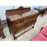 AN EARLY 20TH CENTURY OAK SIDEBOARD WITH RAISED BACK, 48" WIDE