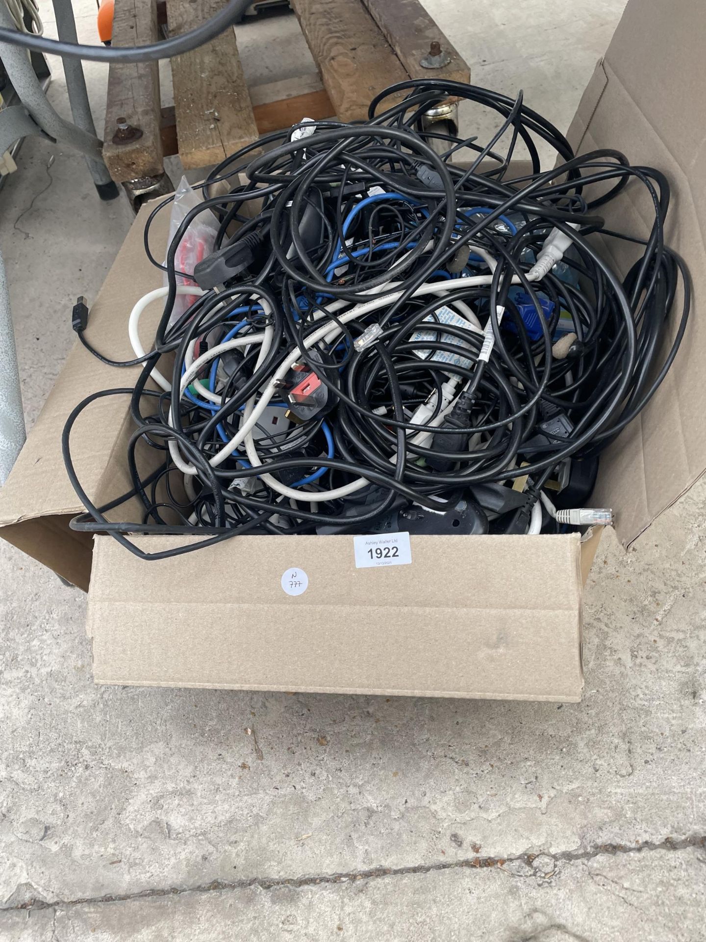 A LARGE ASSORTMENT OF COMPUTER AND ELECTRICAL CABLES TO INCLUDE MICE AND ERTHERNET CABLES ETC