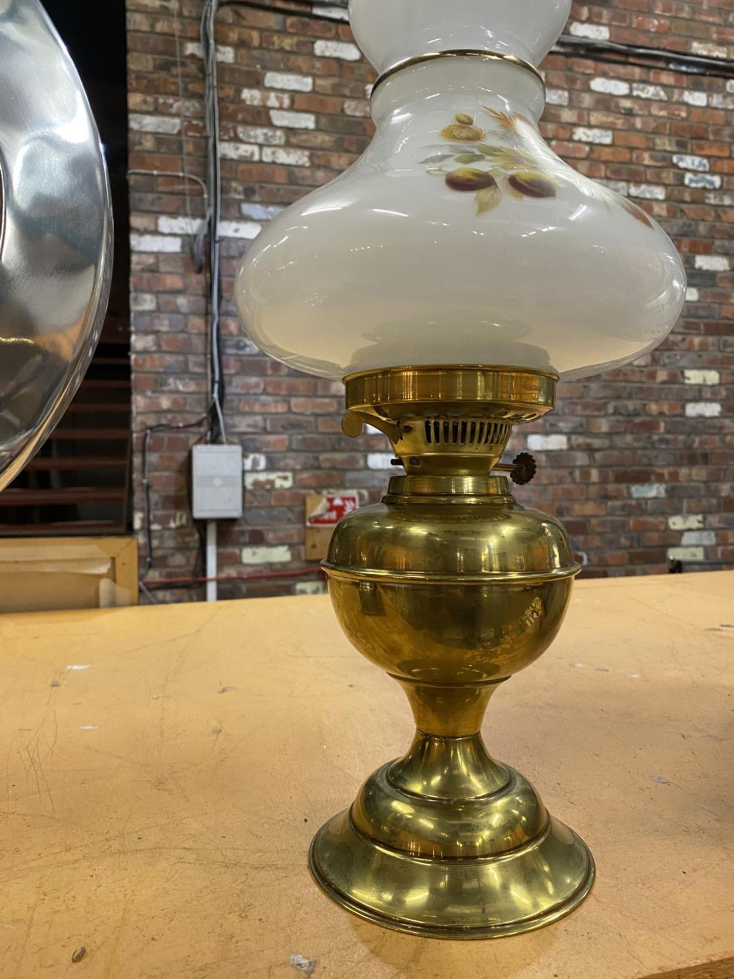 A BRASS BASED OIL LAMP WITH A CLEAR GLASS CHIMNEY AND A FLORAL GLASS SHADE - Image 7 of 8