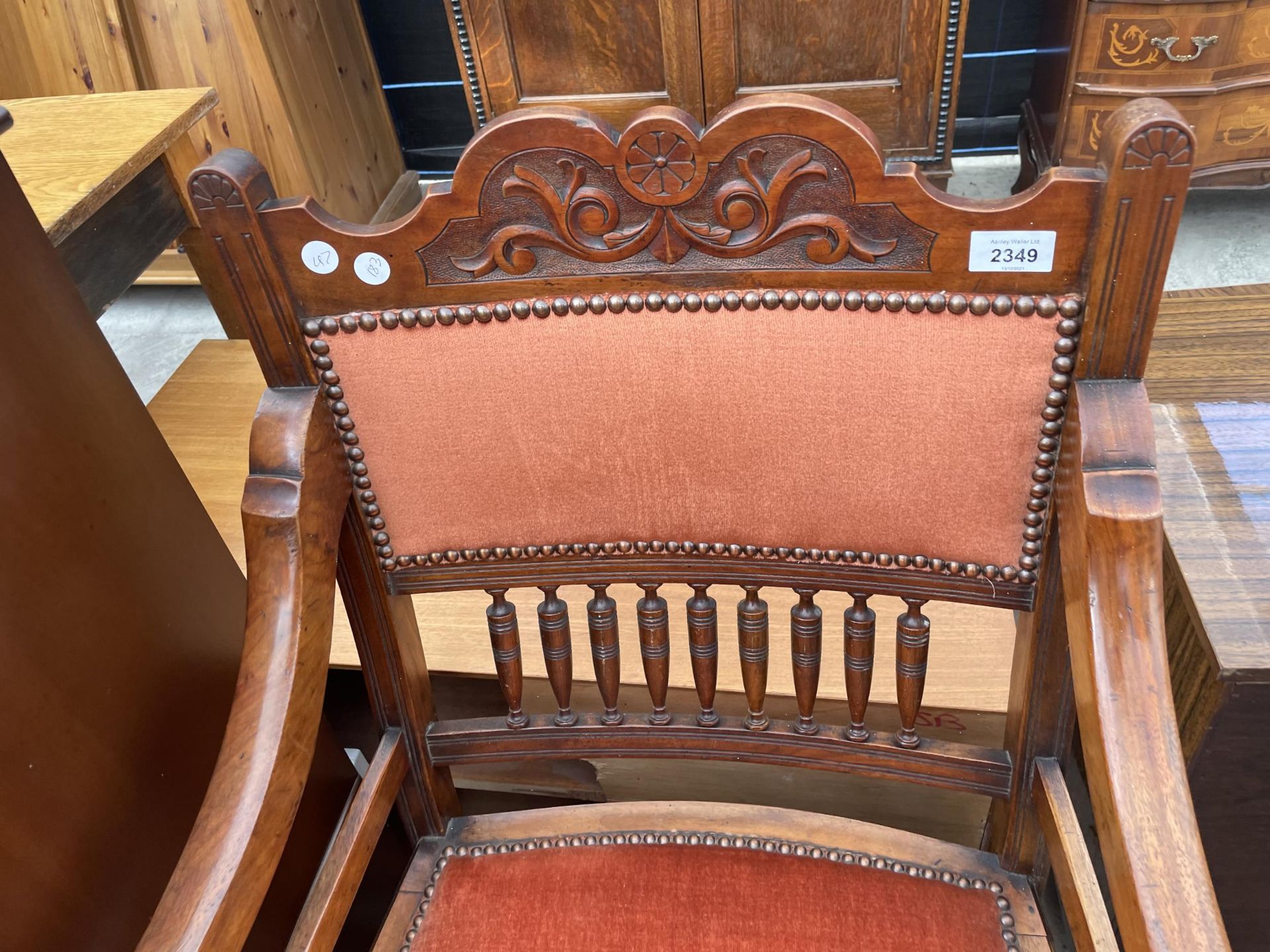AN EDWARDIAN MAHOGANY ELBOW CHAIR ON TURNED LEGS AND STRETCHERS WITH CARVED TOP RAIL - Image 2 of 4