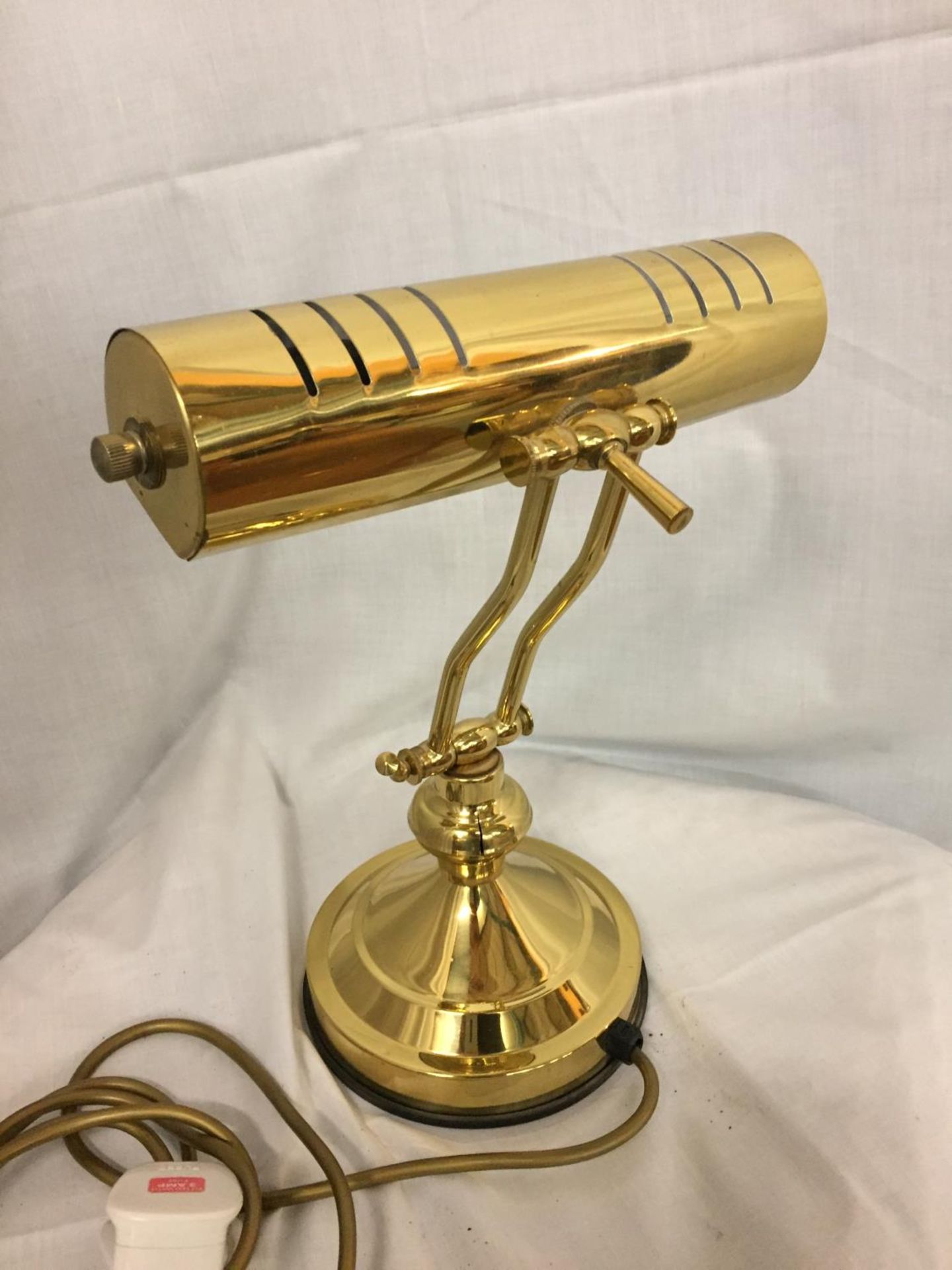 A BRASS BANKERS ADJUSTABLE DESK LAMP - Image 3 of 3