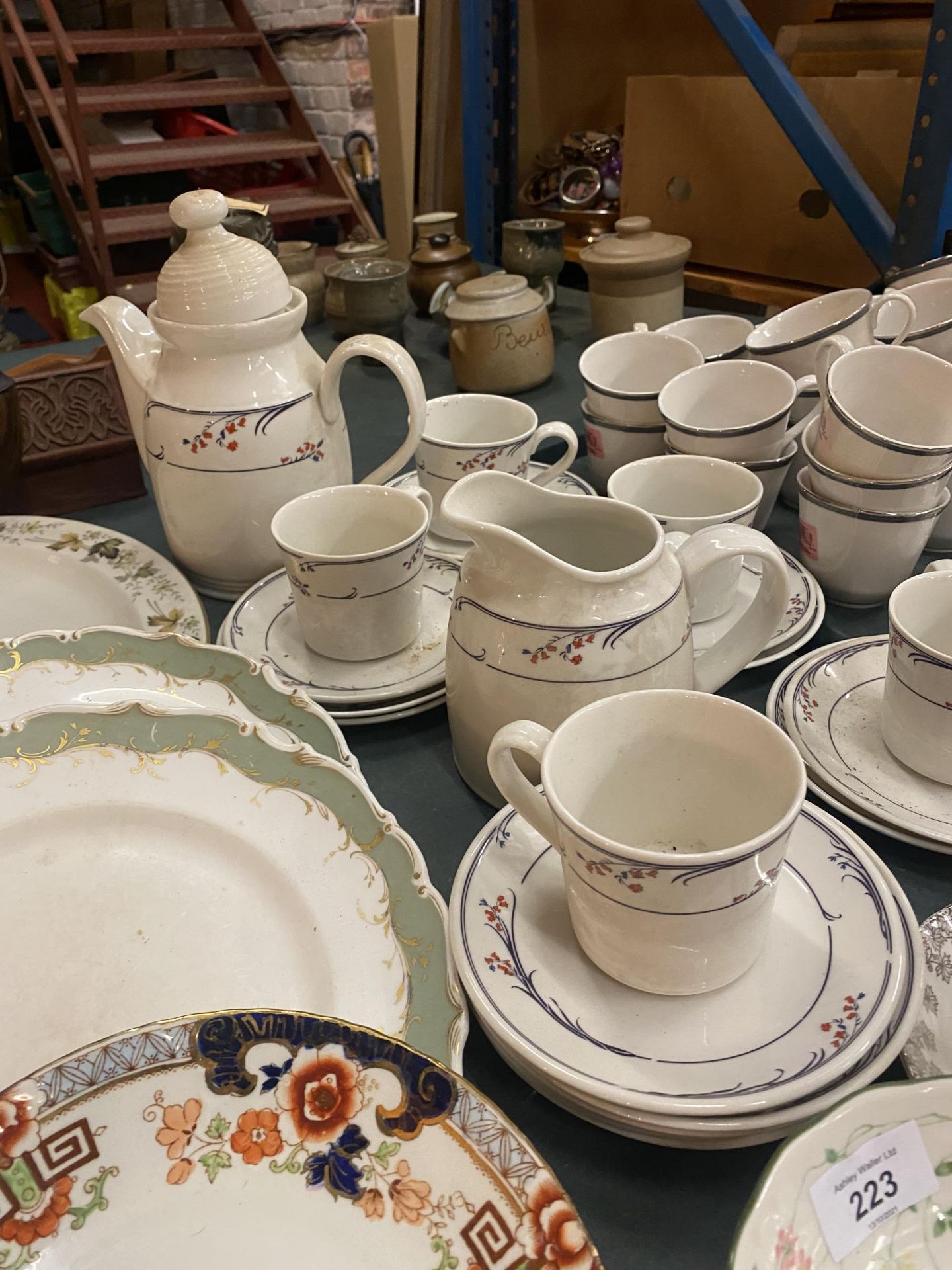 A LARGE QUANTITY OF PREDOMINENTLY ROYAL DOULTON TABLEWARE TO INCLUDE CUPS, SAUCERS, A GREENWICH - Image 4 of 5