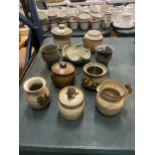 A QUANTITY OF STUDIO POTTERY TO INCLUDE LIDDED JARS, BEAKERS ETC, SOME SIGNED