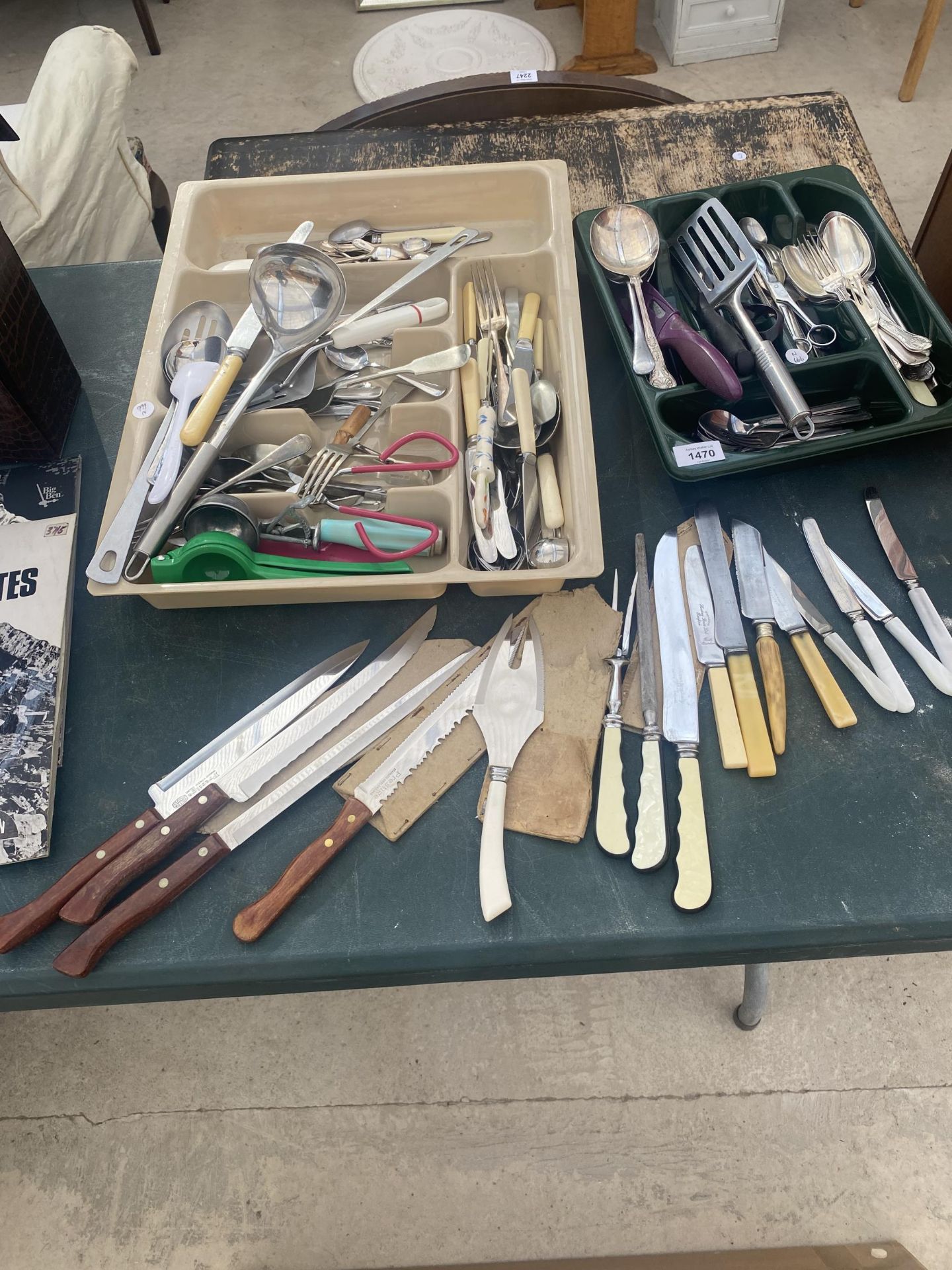 A LARGE ASSORTMENT OF FLATWARE TO INCLUDE BONE HANDLED KNIVES AND A CARVING SET ETC