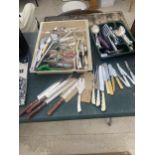 A LARGE ASSORTMENT OF FLATWARE TO INCLUDE BONE HANDLED KNIVES AND A CARVING SET ETC