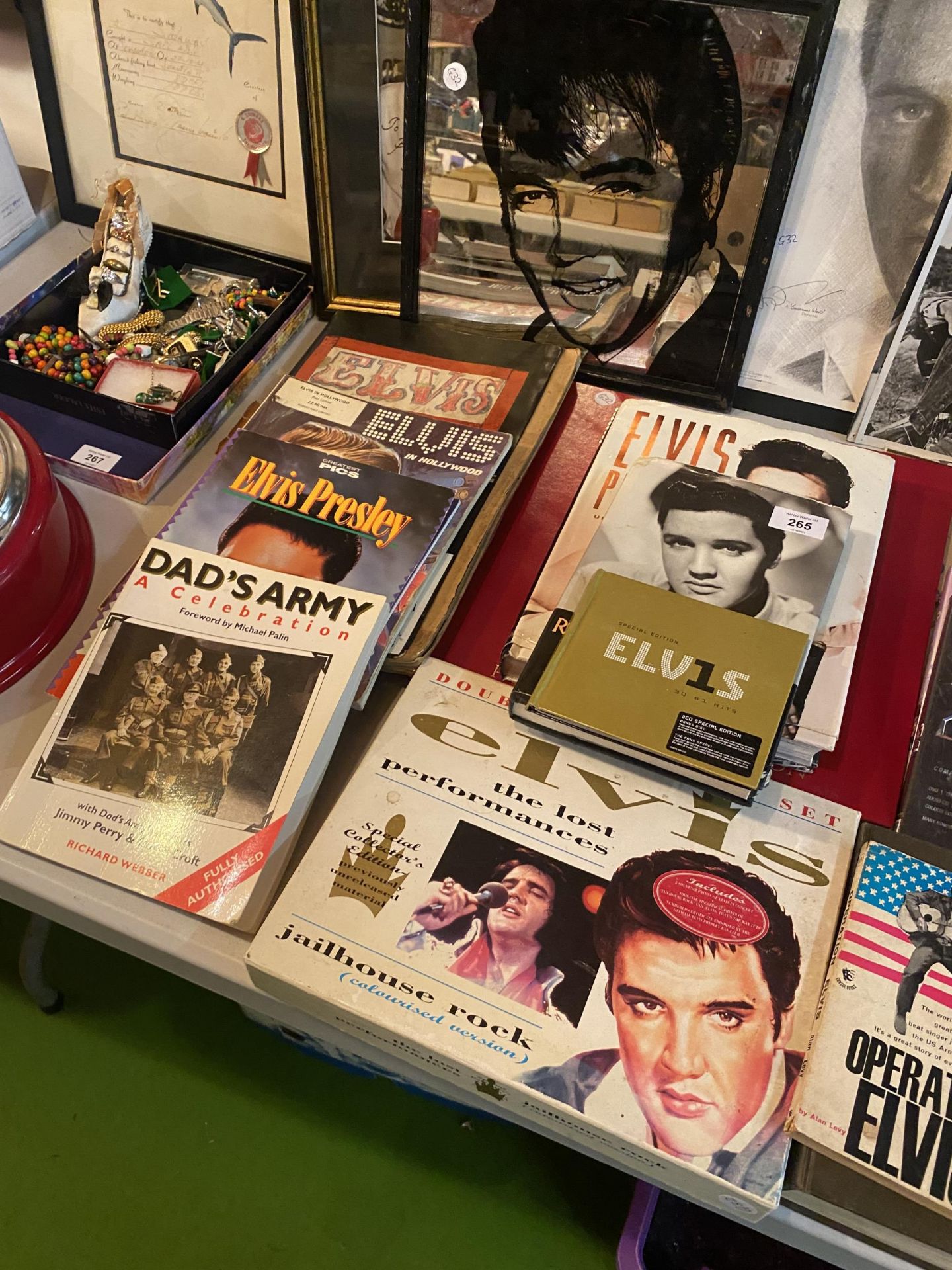 A LARGE COLLECTION OF MAINLY ELVIS PRESLEY MEMORABILIA TO INCLUDE BOOKS, CDS, DVDS, PICTURES ETC - Image 4 of 5