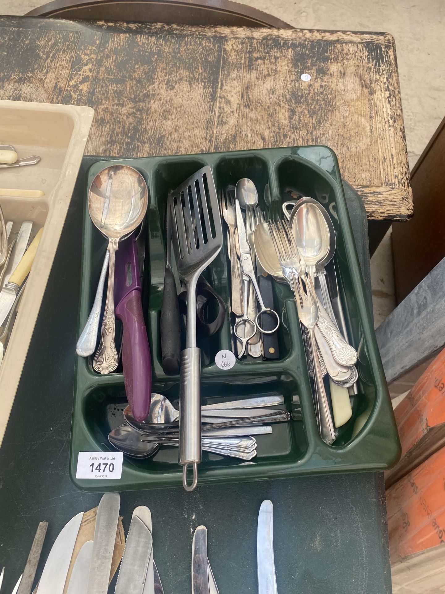 A LARGE ASSORTMENT OF FLATWARE TO INCLUDE BONE HANDLED KNIVES AND A CARVING SET ETC - Image 4 of 4