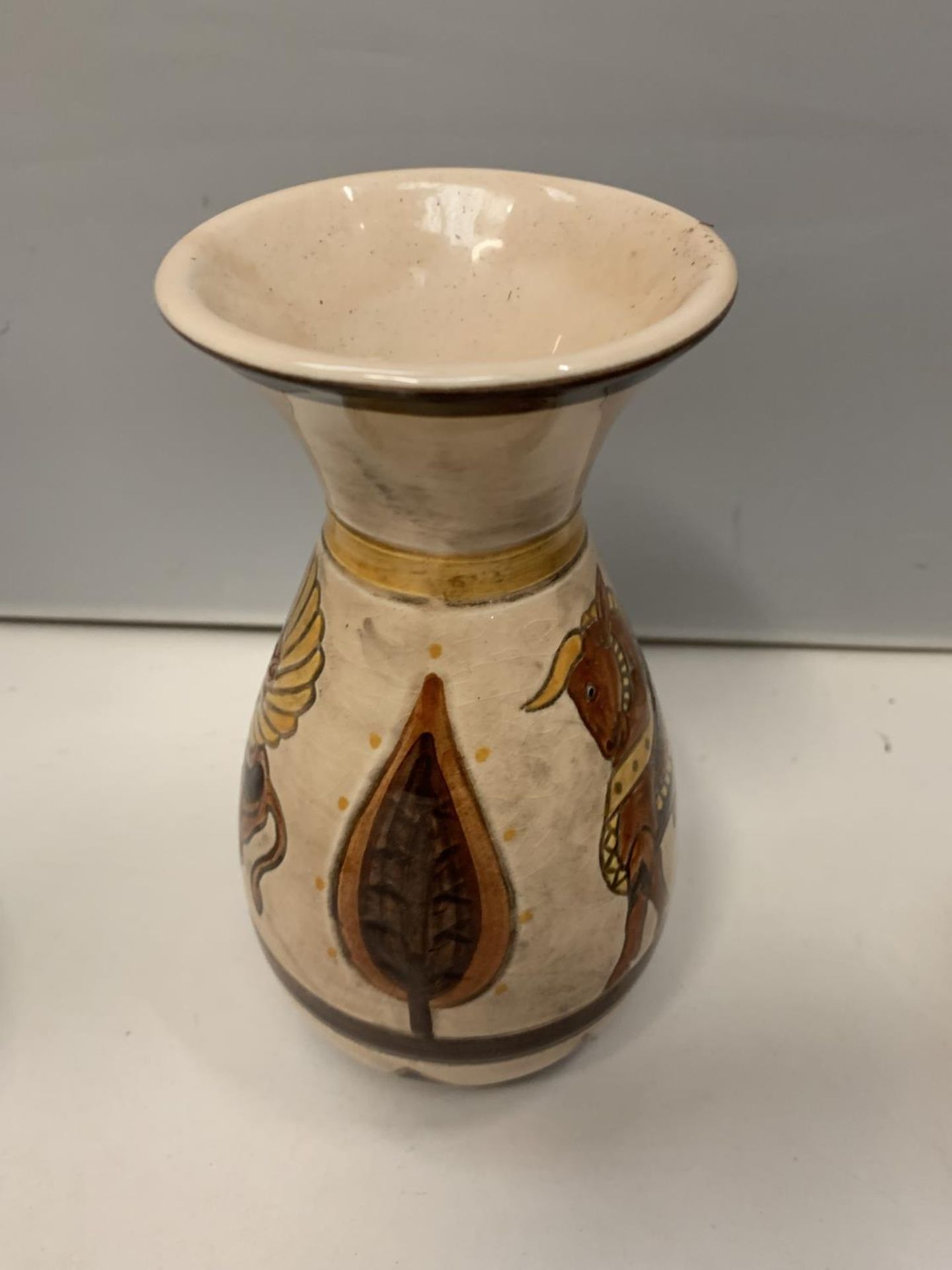 THREE ITEMS OF SYLVAC TO INCLUDE TWO PLANT POTS CREAM WITH LEAF DESIGN AND A VASE - Image 2 of 5