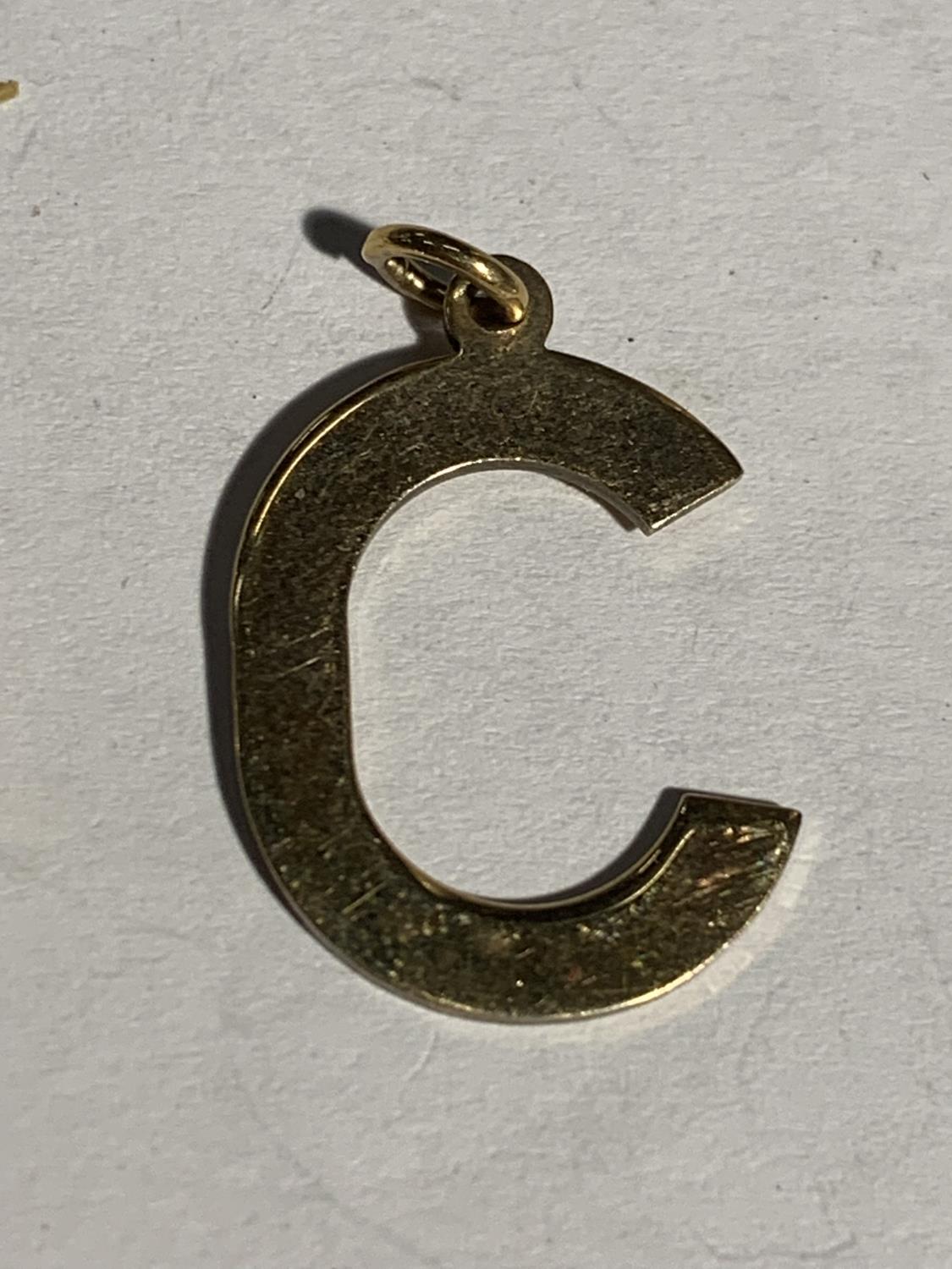 THREE 9 CARAT GOLD CHARMS TO INCLUDE A C, COCKEREL AND A DUCK GROSS WEIGHT 3.7 GRAMS - Image 3 of 4
