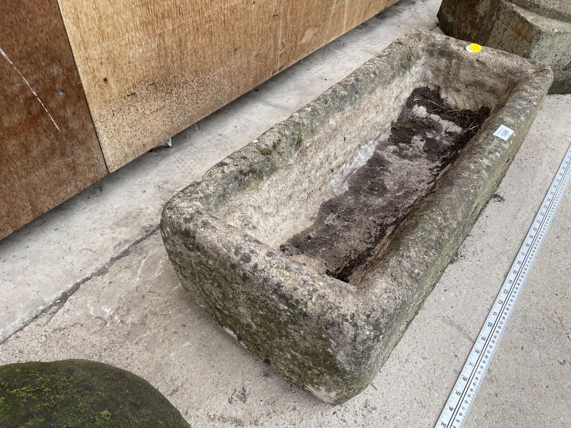 A STONE TROUGH - APPROXIMATELY 75 CM WIDE - Image 4 of 4