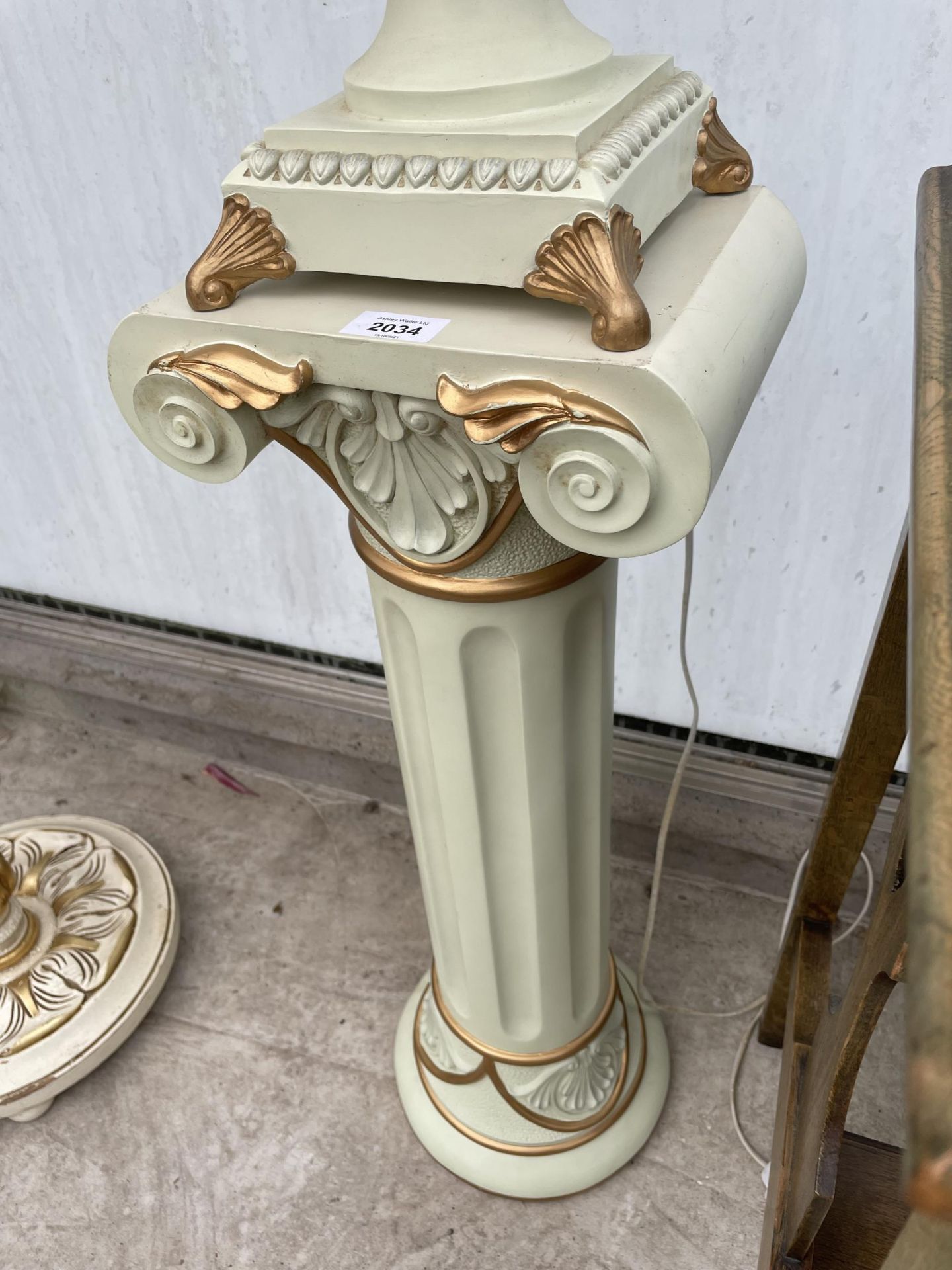 A MODERN TABLE LAMP STANDING ON CORINTHIAN STYLE COLUMN, COMPLETE WITH SHADE - Image 3 of 3