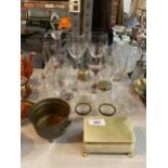 A COLLECTION OF GLASSWARE TO INCLUDE WINE GLASSES, DECANTER ETC