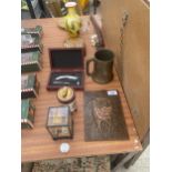 AN ASSORTMENT OF ITEMS TO INCLUDE A TANKARD, A GLASS VASE AND AN ORIENTAL SCENE IN A DISPLAY CASE