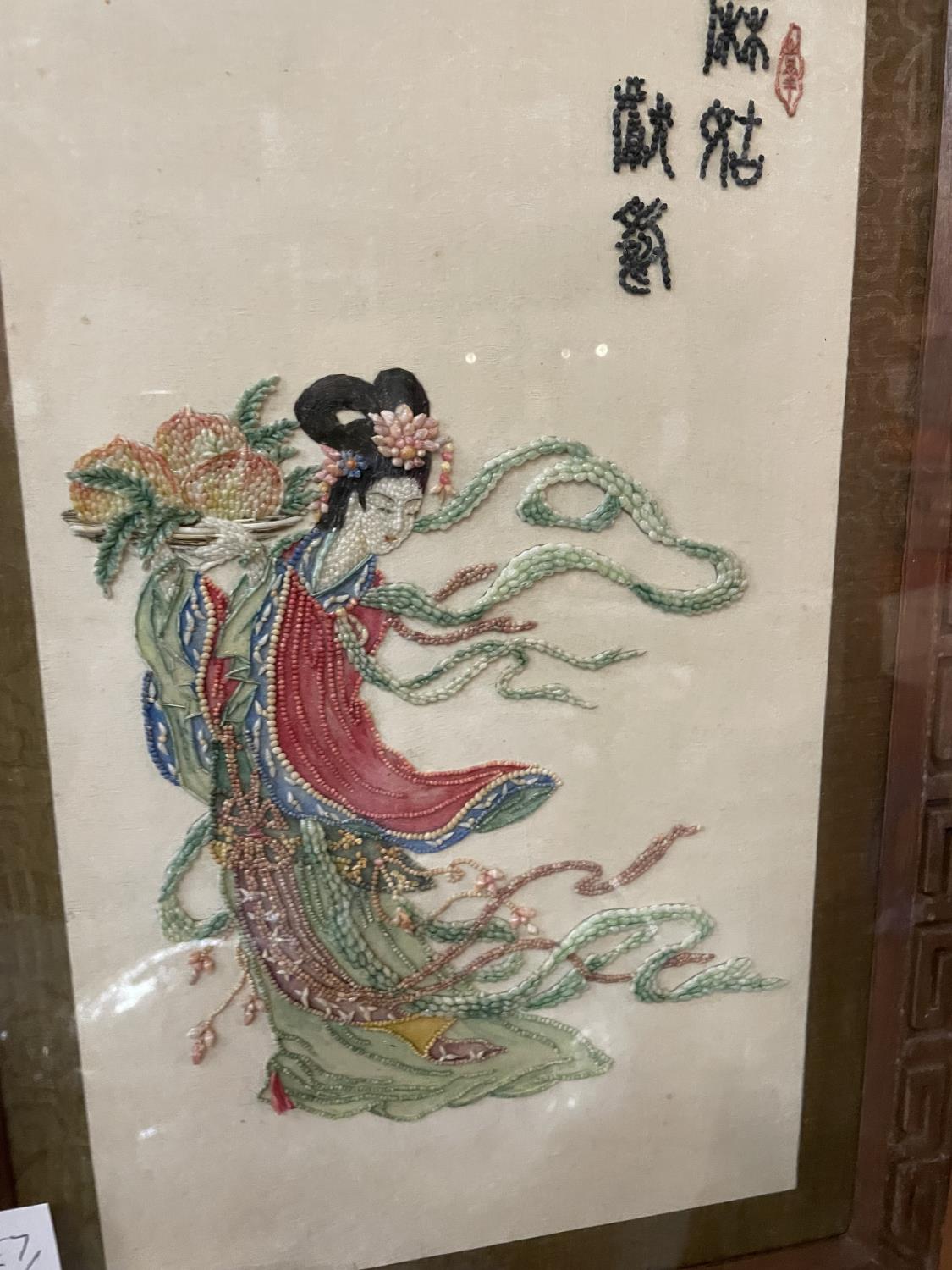 A FRAMED ORIENTAL TAPESTRY DEPICTING A JAPANESE LADY IN FLOWING ROBES AND A ORIENTAL STYLE FRAMED - Bild 2 aus 3