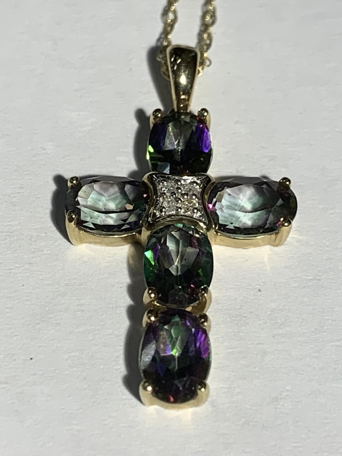 A 9 CARAT GOLD NECKLACE WITH A COLOURED STONE CROSS GROSS WEIGHT 3.2 GRAMS - Image 2 of 3