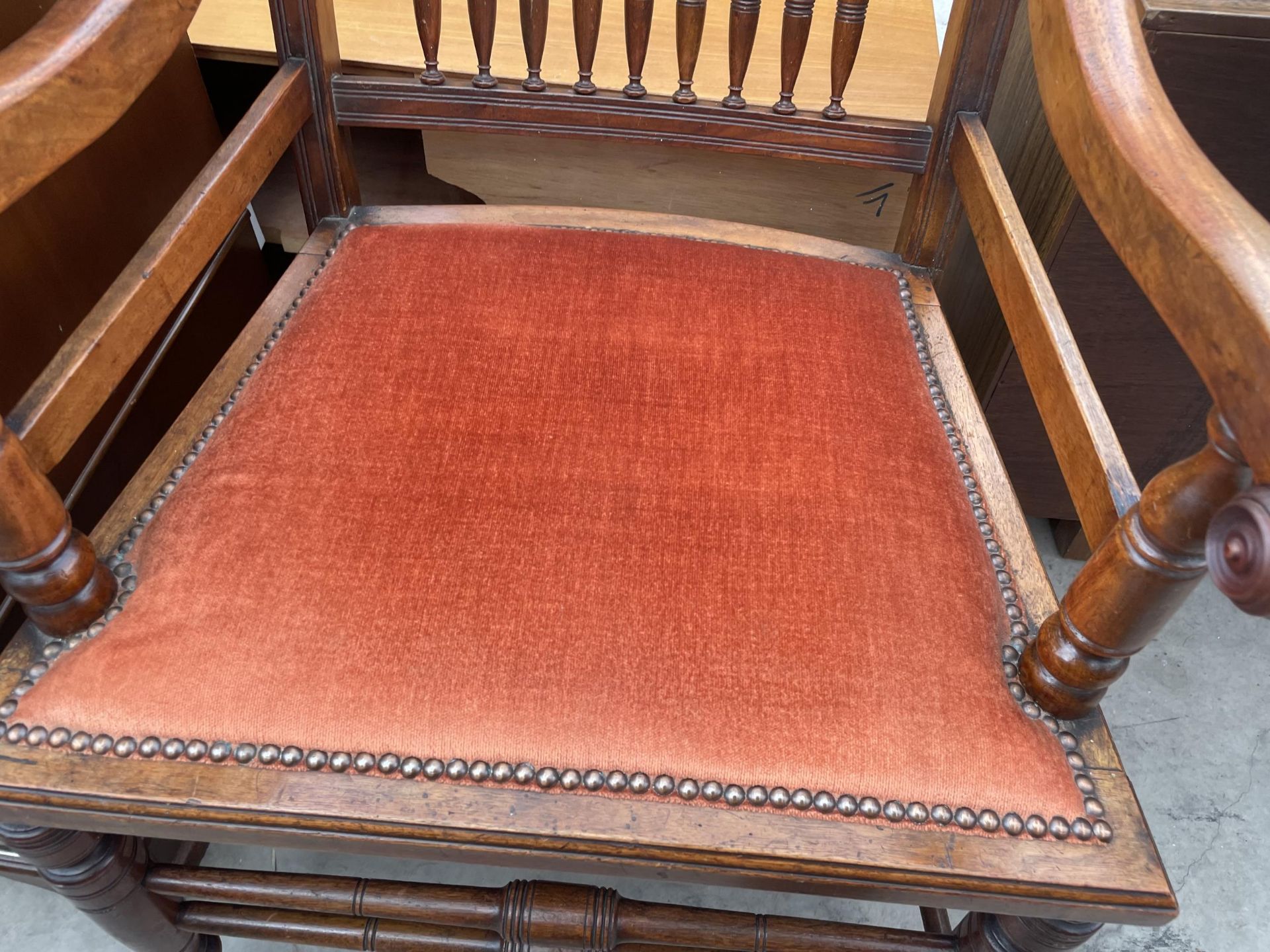 AN EDWARDIAN MAHOGANY ELBOW CHAIR ON TURNED LEGS AND STRETCHERS WITH CARVED TOP RAIL - Image 3 of 4