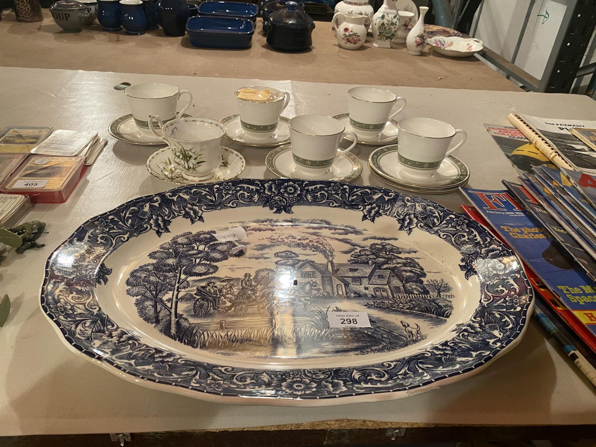 A COLLECTION OF CERAMICS TO INCLUDE A LARGE BLUE AND WHITE MEAT PLATE, ROYAL DOULTON RONDALAY CUPS