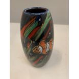 AN ANITA HARRIS HANDPAINTED AND SIGNED OCELLARIS CLOWNFISH VASE