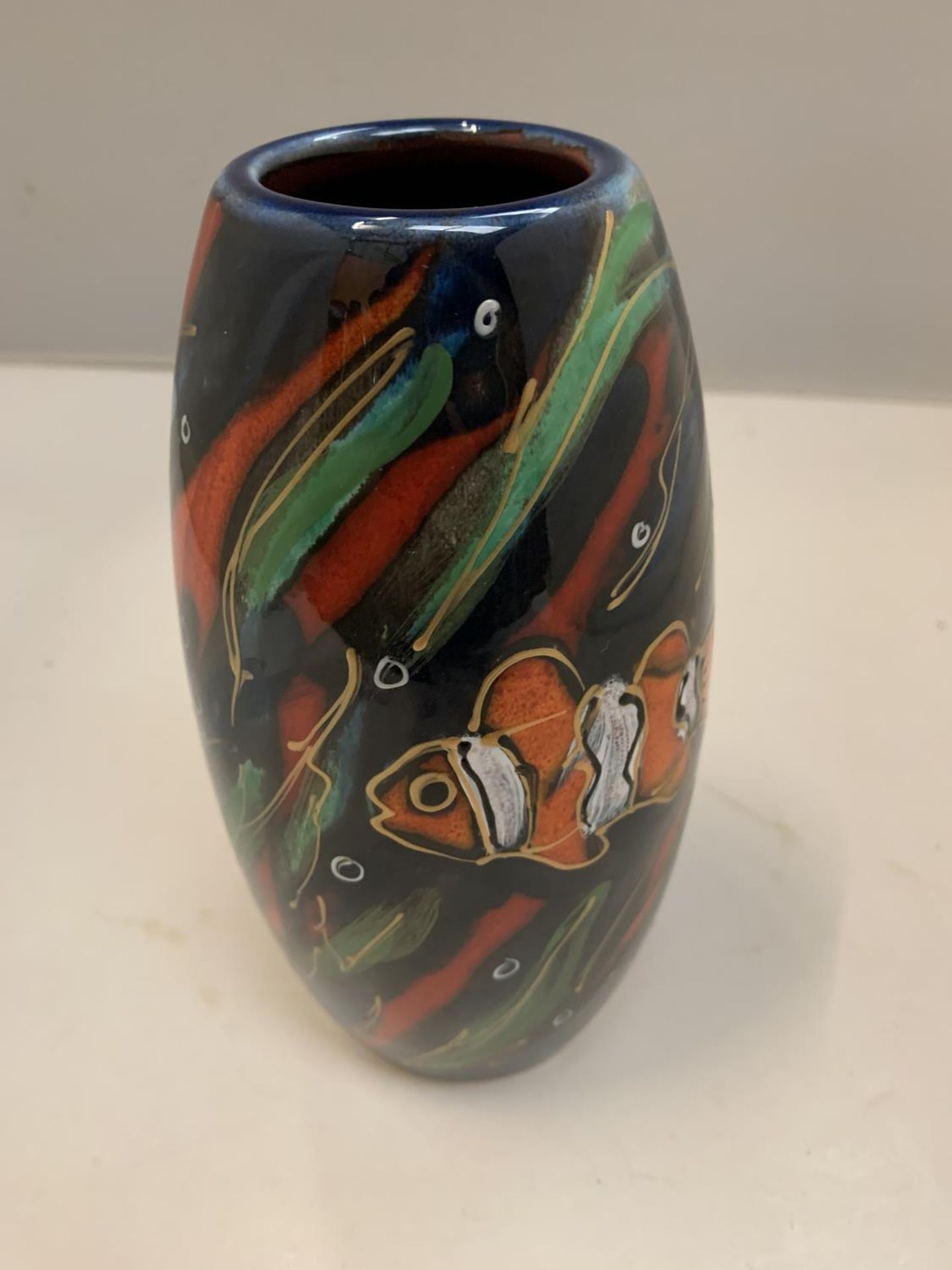 AN ANITA HARRIS HANDPAINTED AND SIGNED OCELLARIS CLOWNFISH VASE