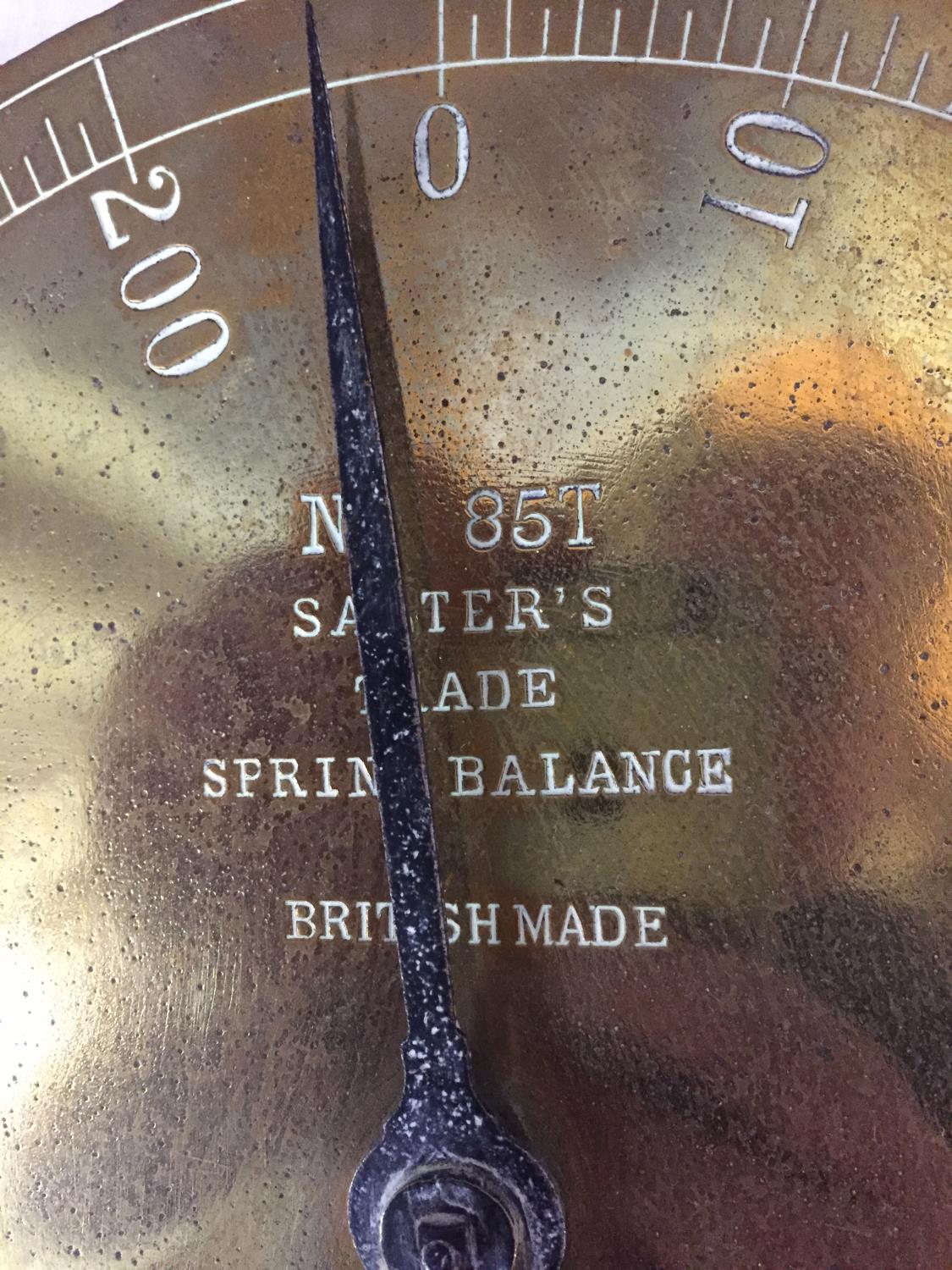 A SET OF SALTER'S TRADE SPRING BALANCE BRASS AND IRON HANGING SCALES NO. 85T - Image 3 of 5