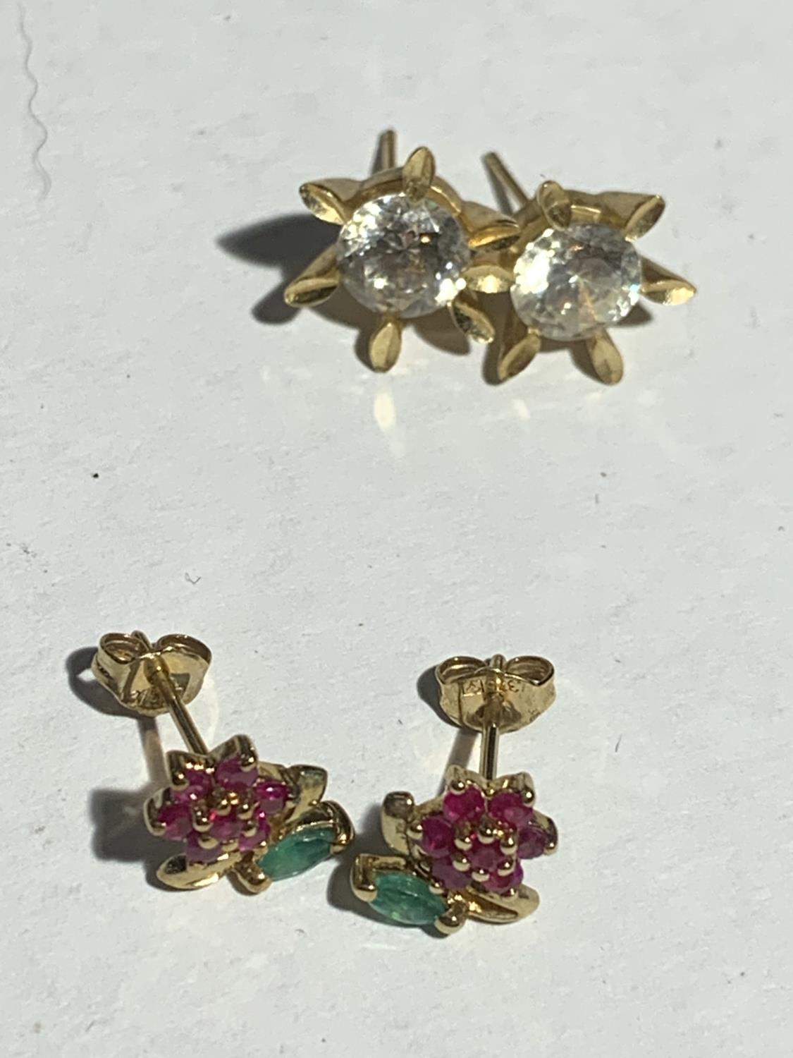 TWO PAIRS OF 9 CARAT GOLD FLOWER DESIGN EARRINGS GROSS WEIGHT 4.6 GRAMS