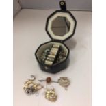 A SMALL MIRRORED JEWELLERY BOX CONTANING AN AMOUNT OF COSTUME JEWELLERY TO INCLUDE RINGS, EARRINGS