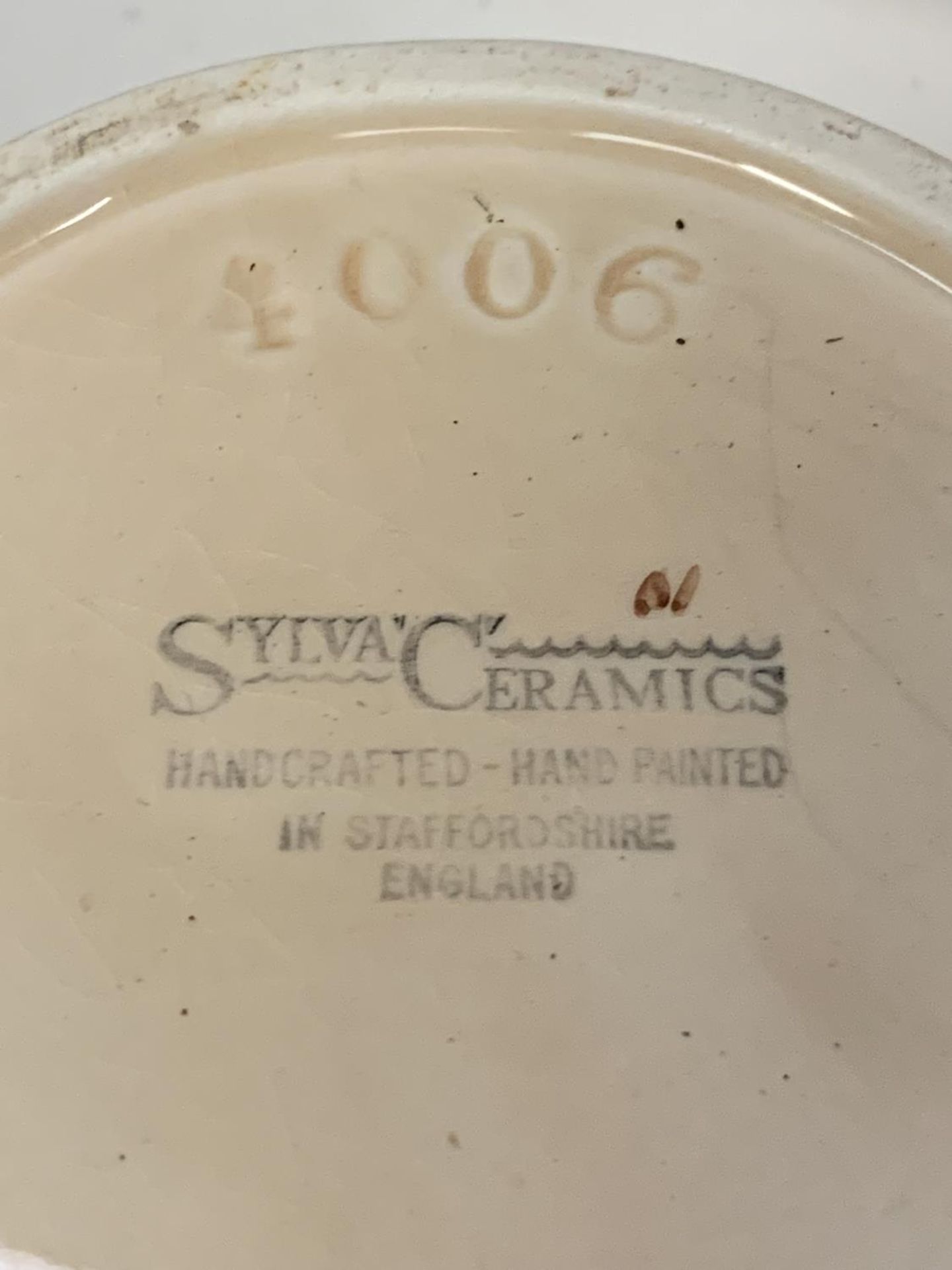 THREE ITEMS OF SYLVAC TO INCLUDE TWO PLANT POTS CREAM WITH LEAF DESIGN AND A VASE - Image 5 of 5