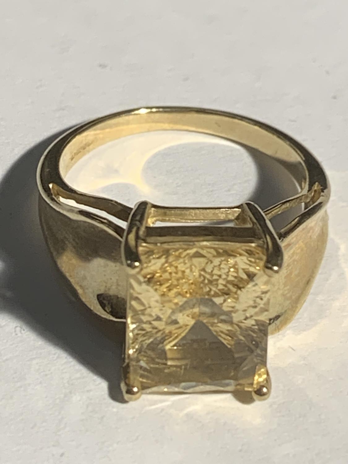 A 9 CARAT GOLD RING WITH A LARGE YELLOW COLOURED CENTRE STONE SIZE N/O GROSS WEIGHT 5.2 GRAMS - Image 4 of 4