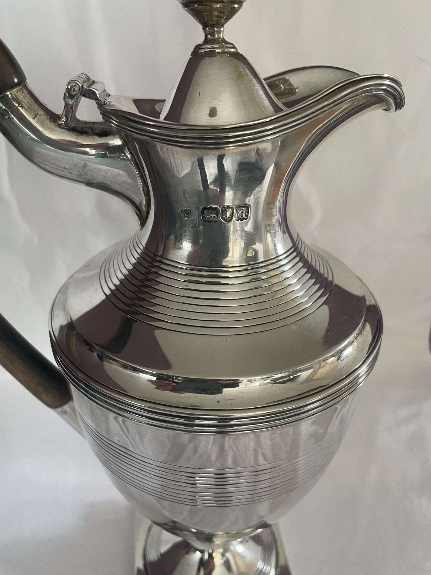 A HALLMARKED 1819 LONDON SILVER CLARET JUG WITH FRUIT WOOD HANDLE, MAKER C S HARRIS AND SONS LTD - - Image 4 of 7