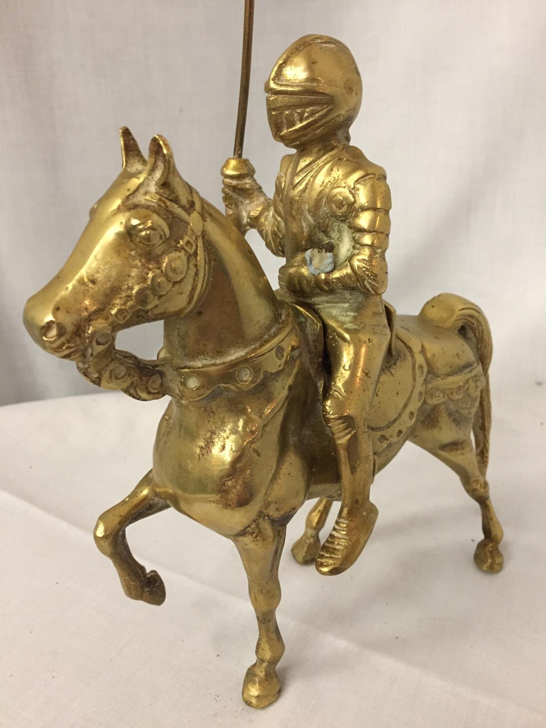 A HEAVY BRASS ORNAMENT OF A KNIGHT ON HORSEBACK (A/F) HEIGHT 35.5 CM - Image 2 of 4