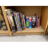 AN ASSORTMENT OF BOOKS TO INCLUDE HARRY POTTER, TOM AND JERRY AND THE BEANO ETC