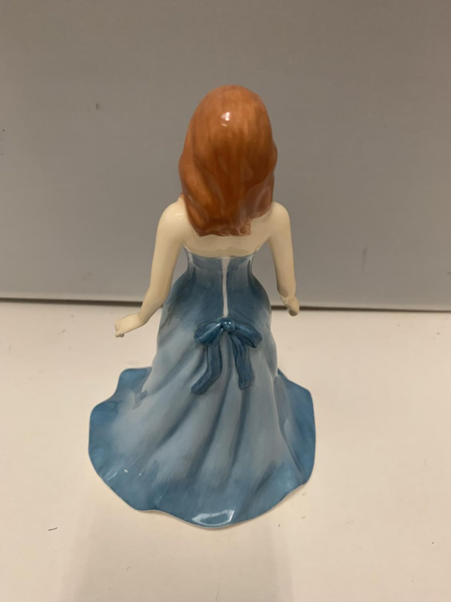 A ROYAL DOULTON GEMSTONES FIGURINE WITH A GENUINE SWAROVSKI CRYSTAL - DECEMBER - TURQUOISE (NO BOX) - Image 2 of 3