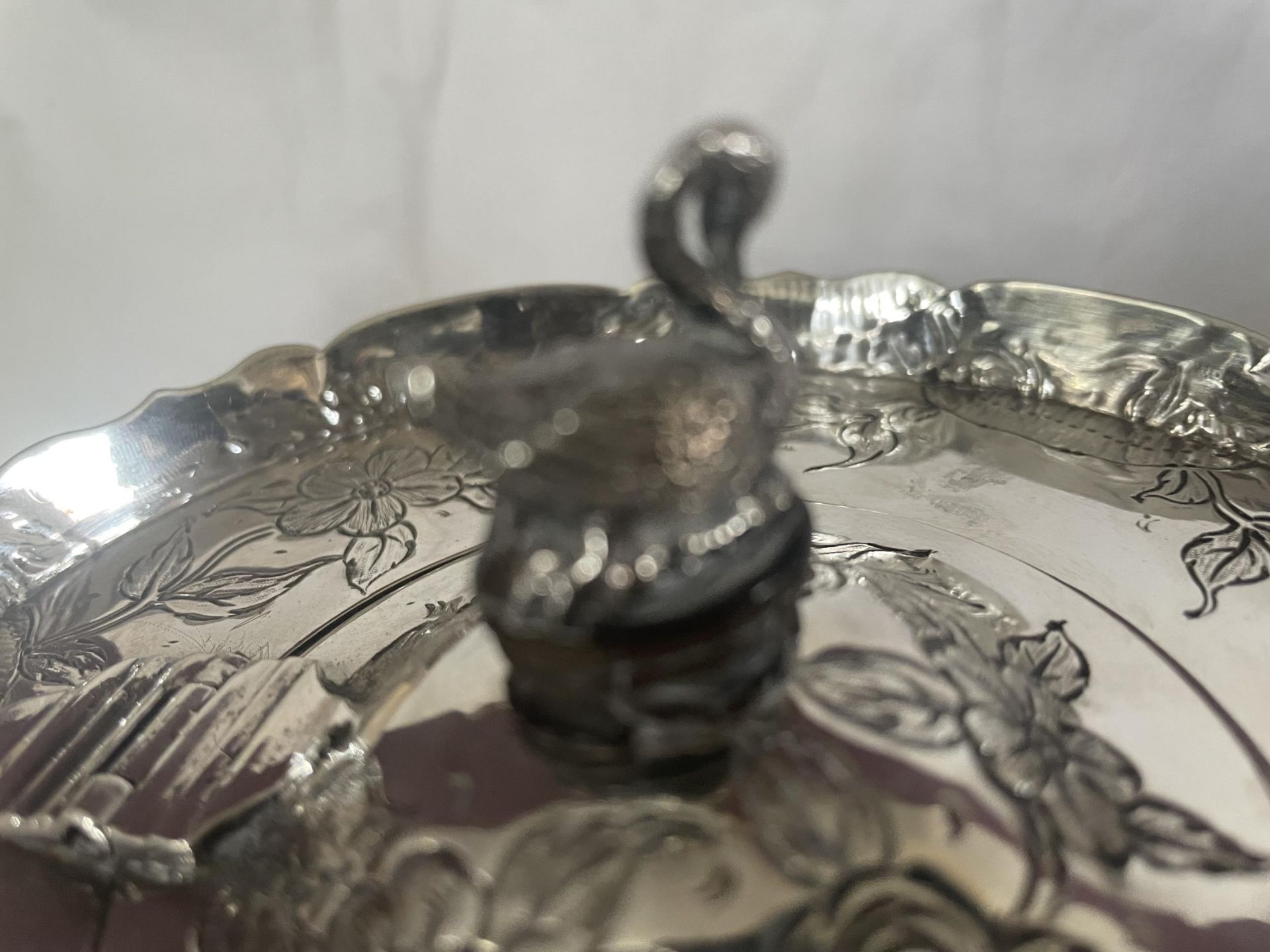 A HIGHLY DECORATIVE HALLMARKED 1892 LONDON SILVER TEAPOT, MAKER JAMES WAKELY AND FRANK CLARKE - Image 3 of 9