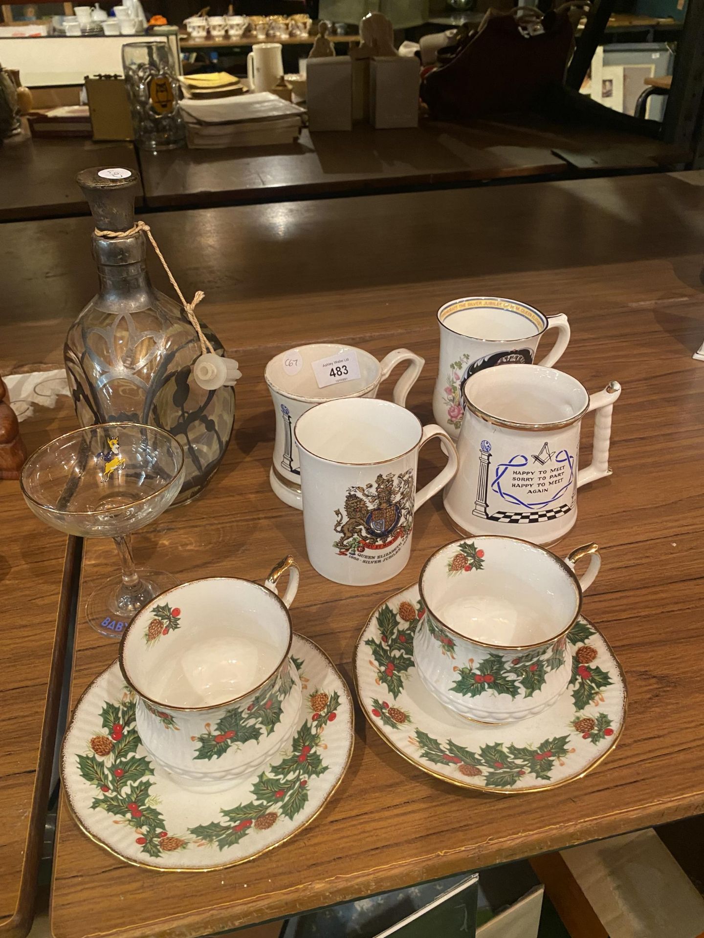 A QUANTITY OF CERAMICS TO INCLUDE TWO ROYAL MINSTER HOLLY THEMED CUPS AND SAUCERS, FOUR MUGS
