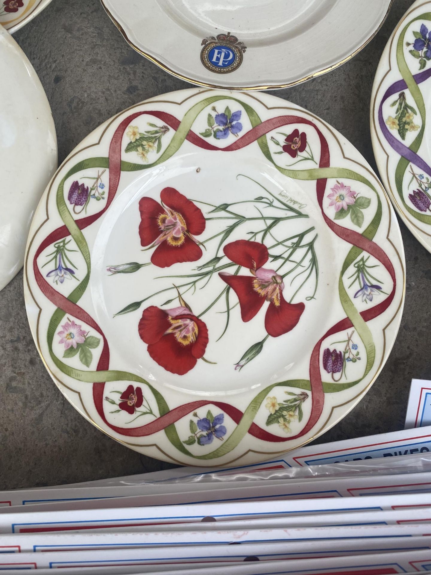AN ASSORTMENT OF DECORATIVE CERAMIC PLATES TO INCLUDE VARIOUS WEDGWOOD - Image 2 of 5