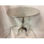 A CHROME AND WHITE METAL SIDE TABLE ON TRIPOD LEGS