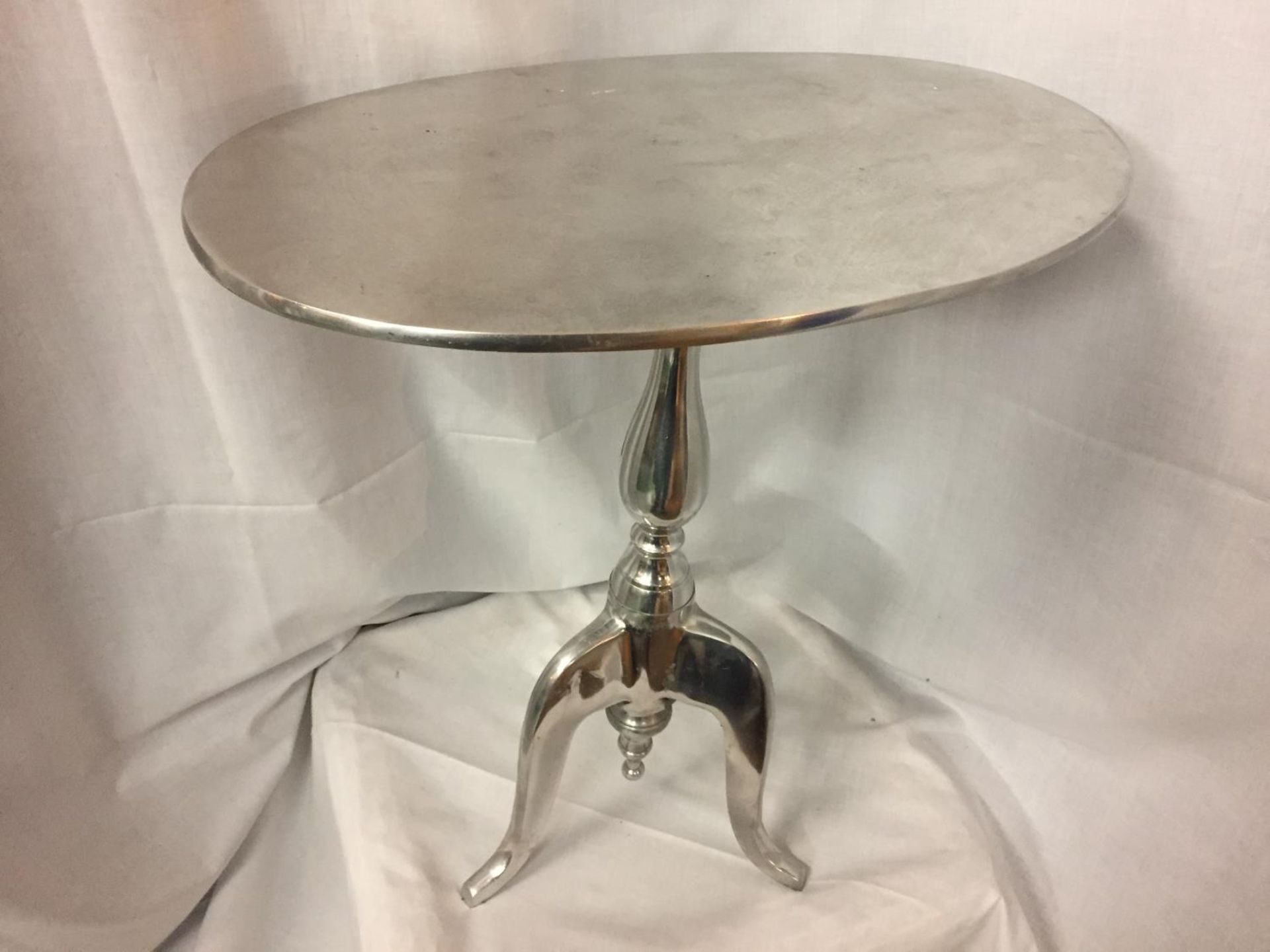 A CHROME AND WHITE METAL SIDE TABLE ON TRIPOD LEGS