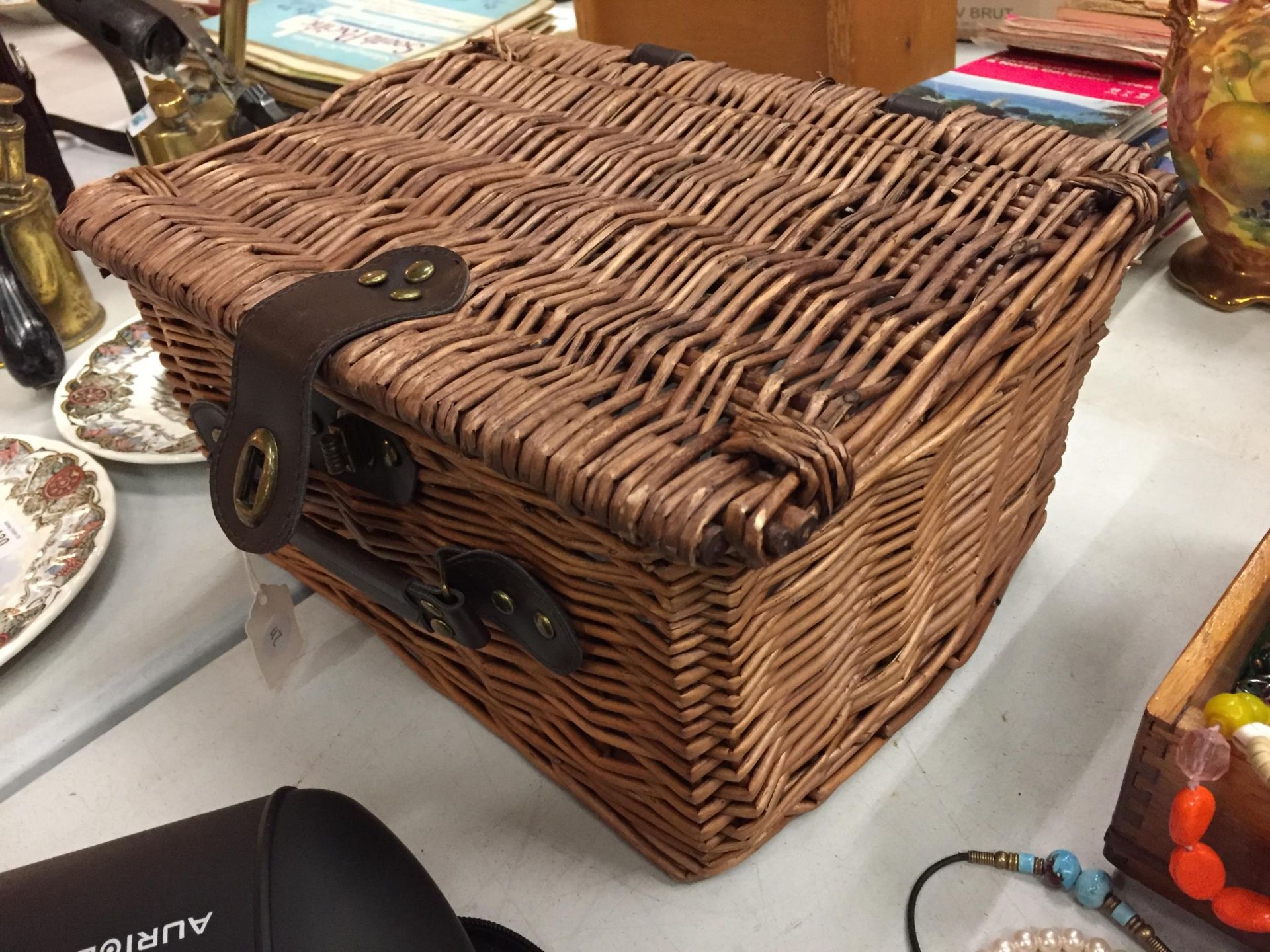 A WICKER PICNIC BASKET WITH PLATES, BOWLS AND CUPS - Image 2 of 3