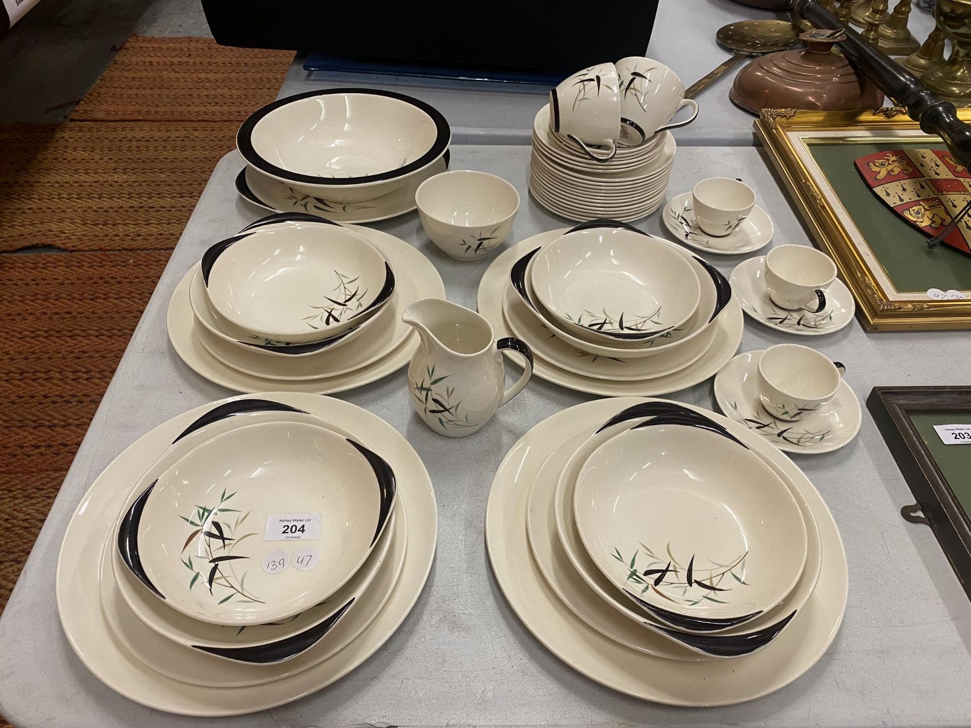 A COLLECTION OF ROYAL DOULTON BAMBOO PATTERN TABLE WARE TO INCLUDE DINNER PLATES, SIDE PLATES, CUPS,