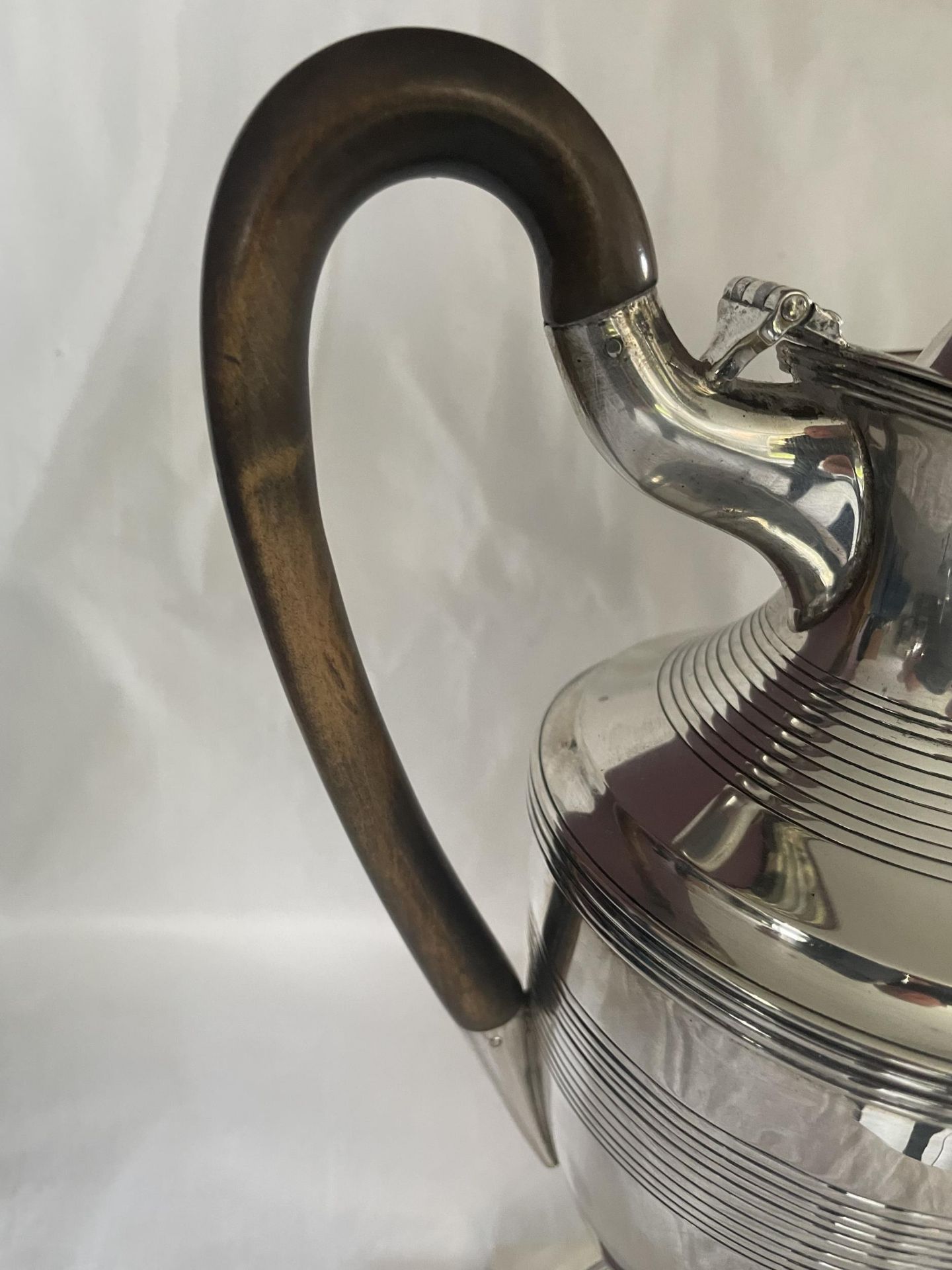 A HALLMARKED 1819 LONDON SILVER CLARET JUG WITH FRUIT WOOD HANDLE, MAKER C S HARRIS AND SONS LTD - - Image 2 of 7