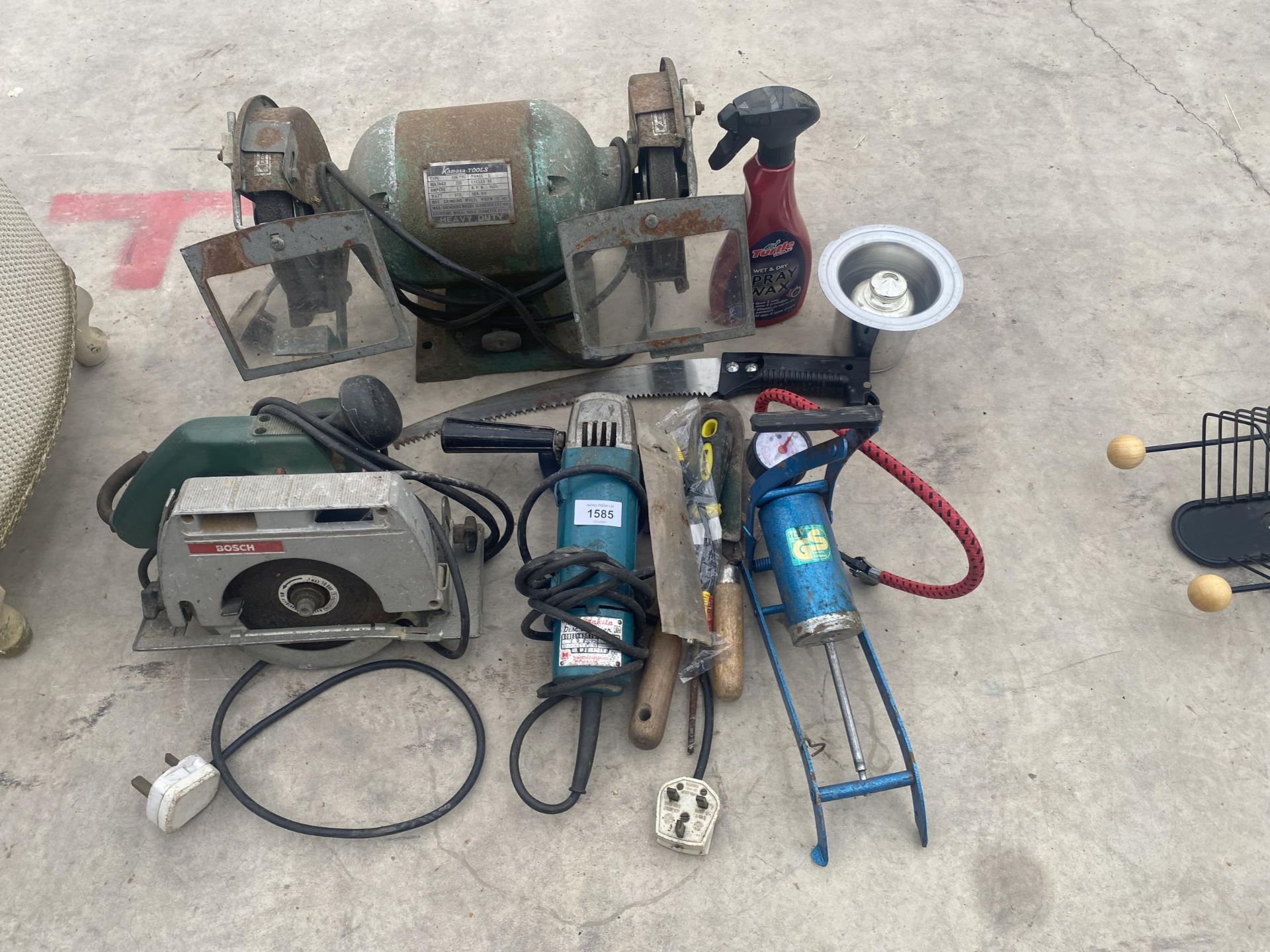 AN ASSORTMENT OF TOOLS TO INCLUDE A MAKITA GRINDER, A BENCH GRINDER AND A BOSCH CIRCULAR SAW ETC